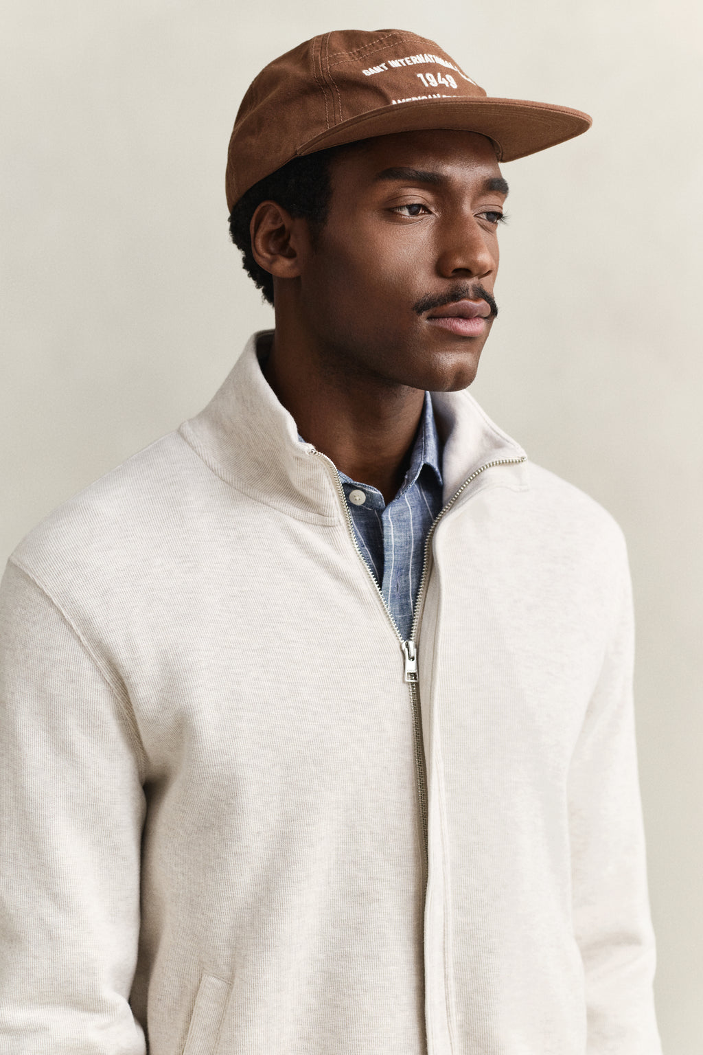 MODEL WEARING LIGHT SACKER RIB FZ