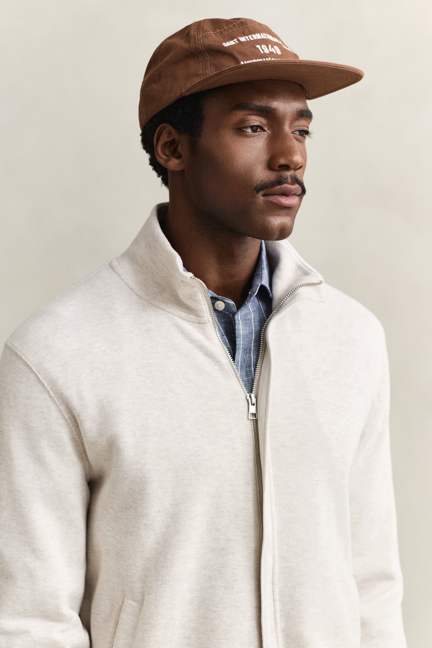 MODEL WEARING LIGHT SACKER RIB FZ