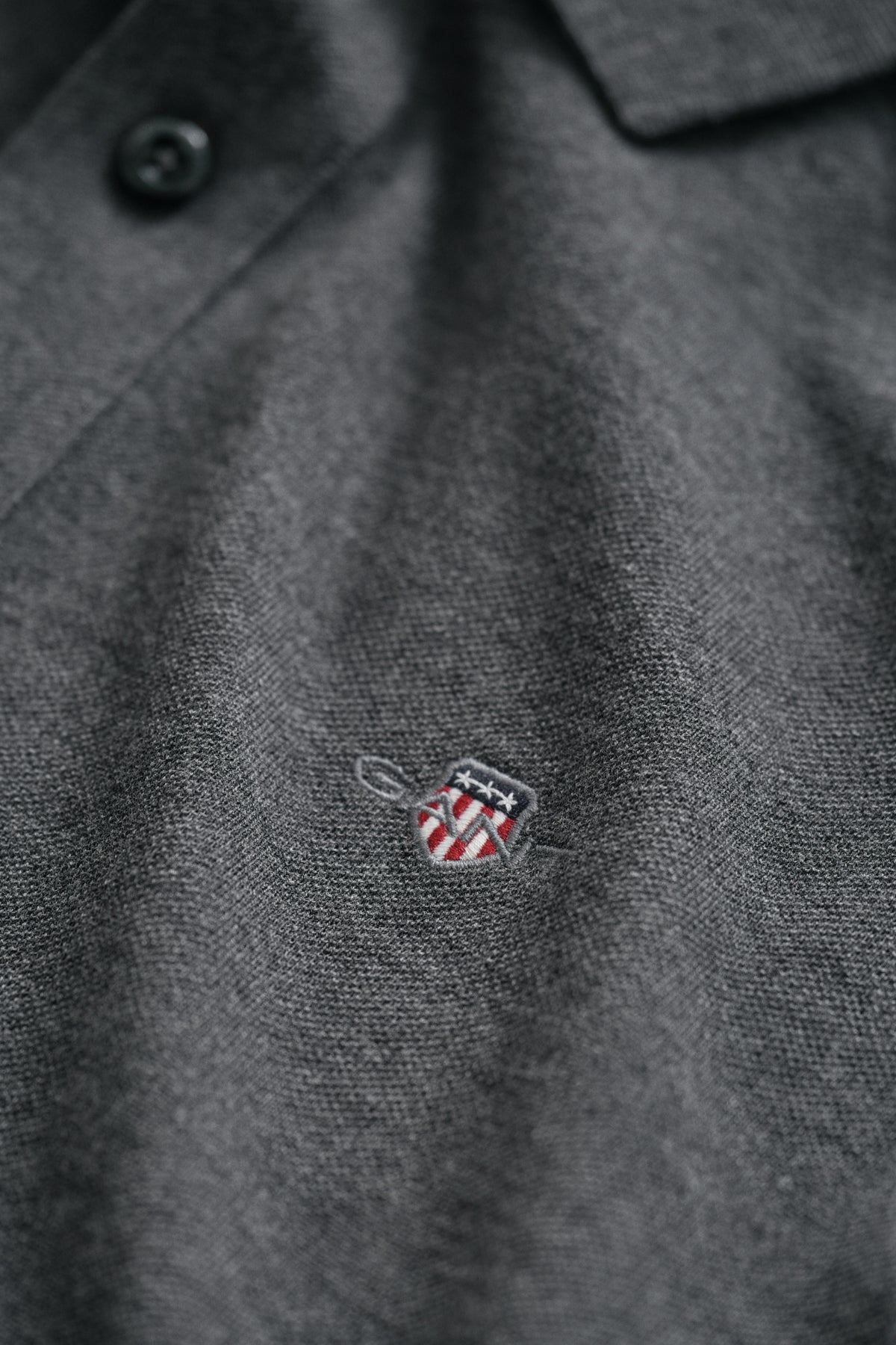 ANTRACIT MELANGE, REG SHIELD SS PIQUE POLO, CLOSE-UP BY GANT AU.