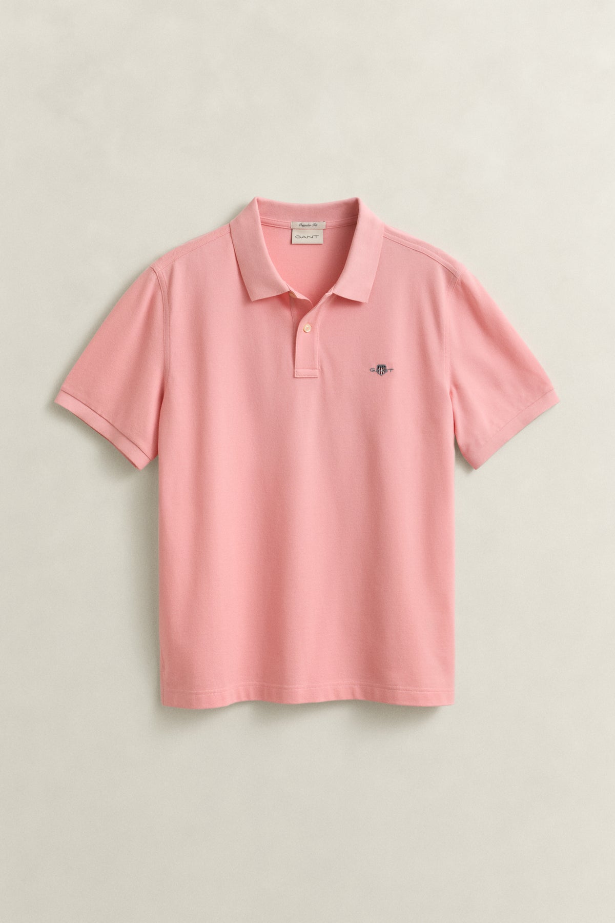 BUBBELGUM PINK, REG SHIELD SS PIQUE POLO, FLAT-LAY BY GANT AU.