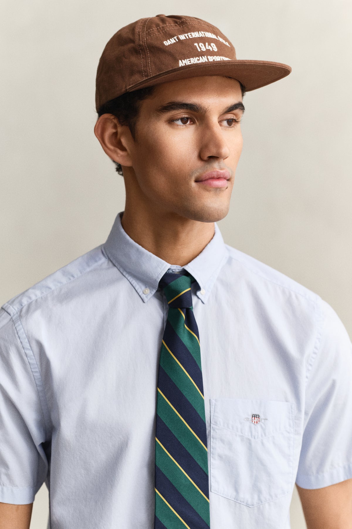 MODEL WEARING REG CLASSIC POPLIN SS SHIRT