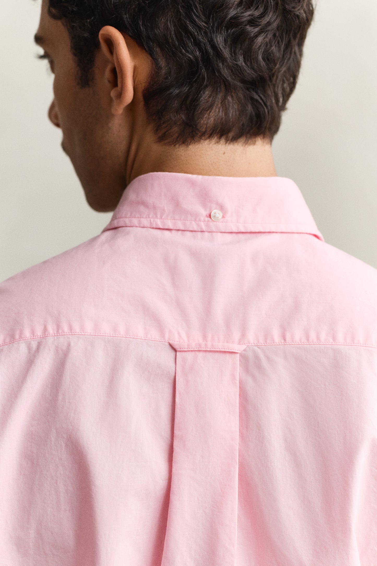 WASHED PINK, REG CLASSIC POPLIN SS SHIRT, CLOSE-UP BY GANT AU.