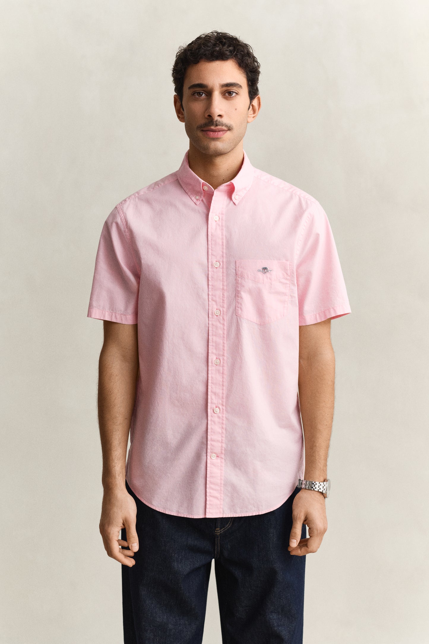 MODEL WEARING REG CLASSIC POPLIN SS SHIRT