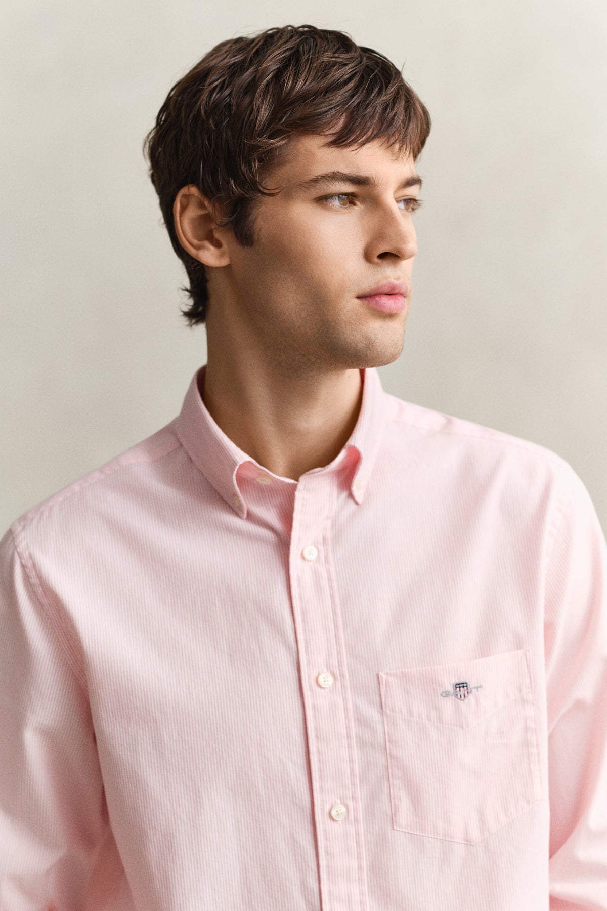 MODEL WEARING REG CLASSIC POPLIN BANKER SHIRT