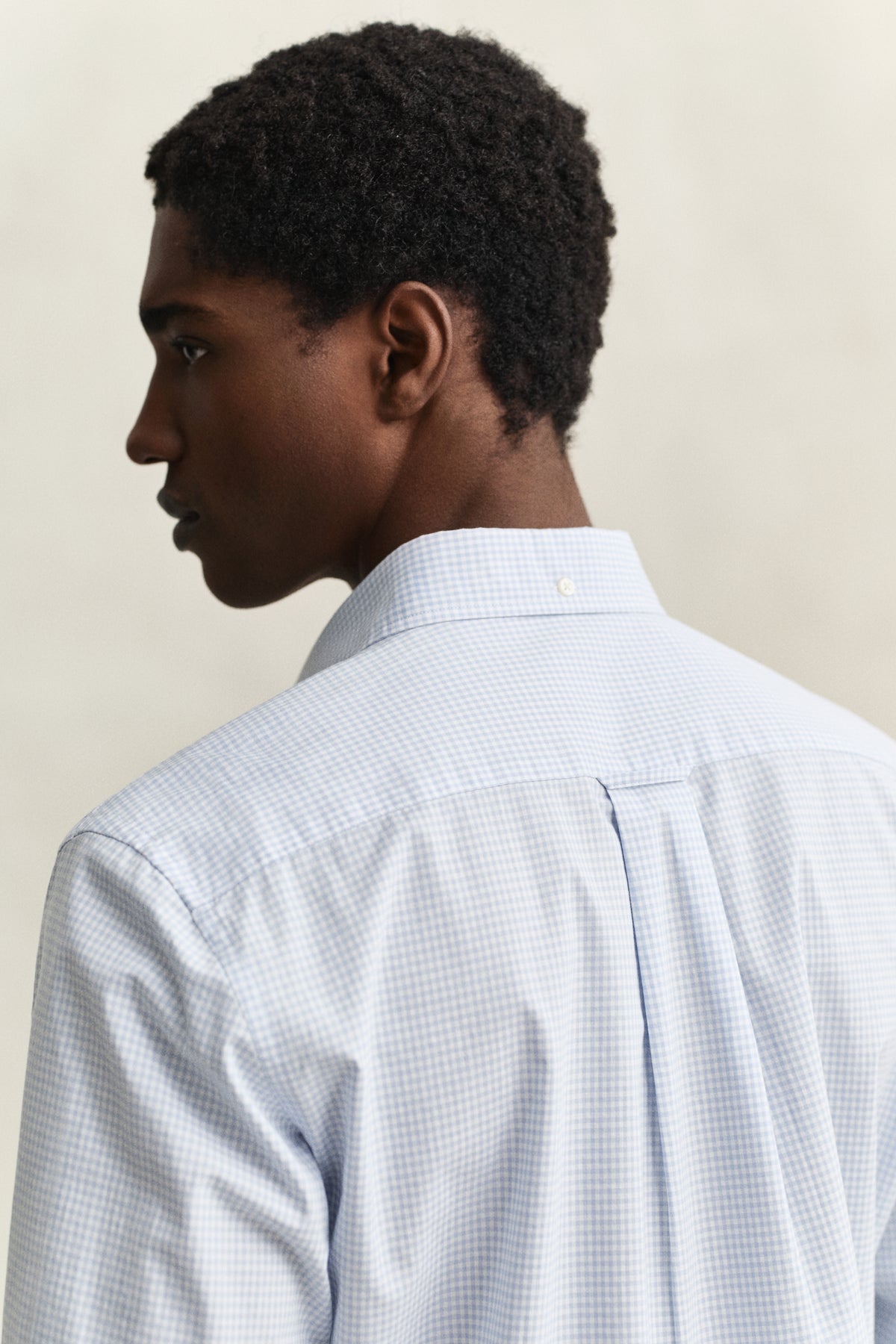MODEL WEARING REG CLASSIC POPLIN GINGHAM SHIRT