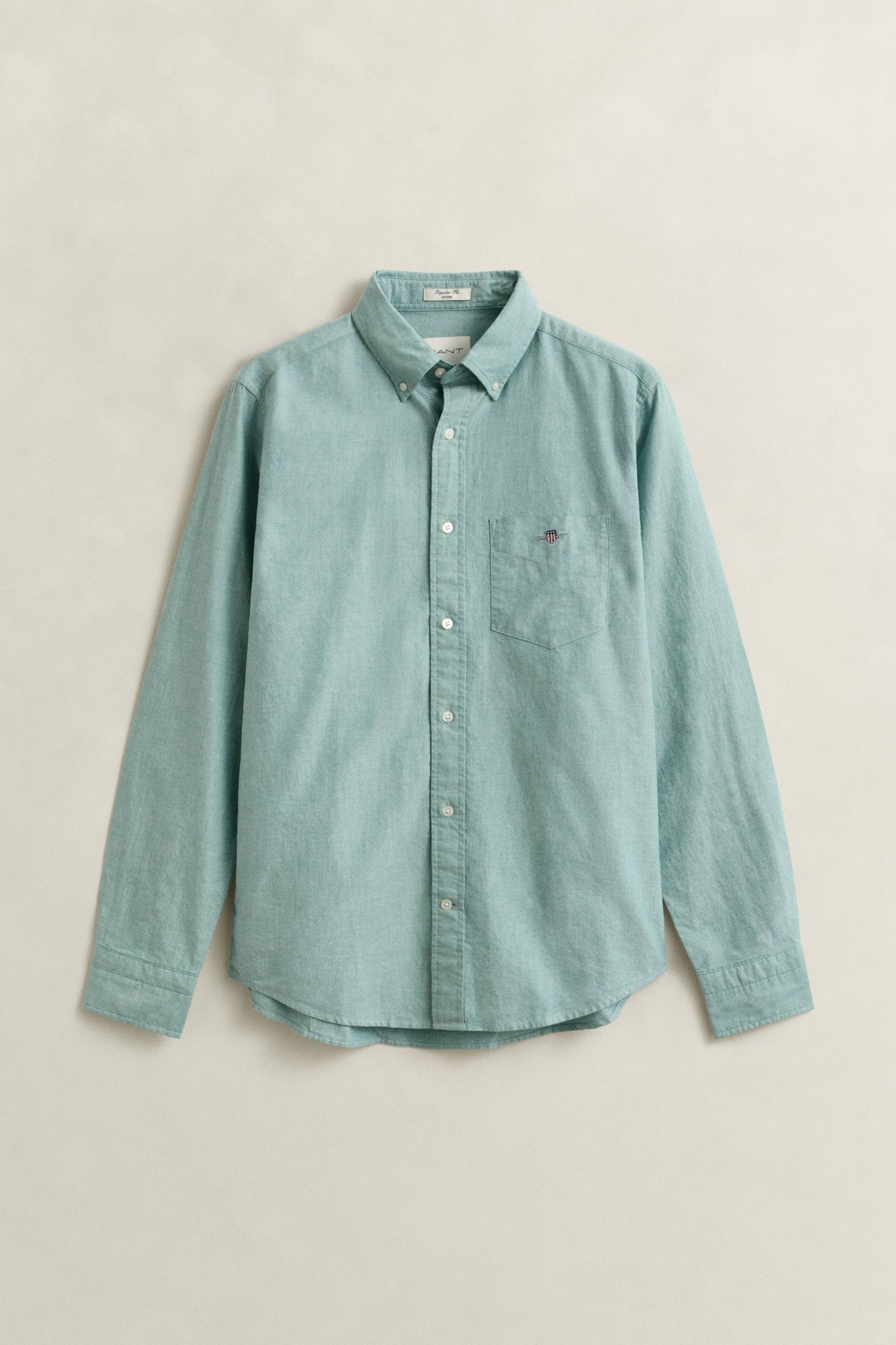 BOTANICAL HUE, REG CLASSIC OXFORD SHIRT, FLAT-LAY BY GANT AU.