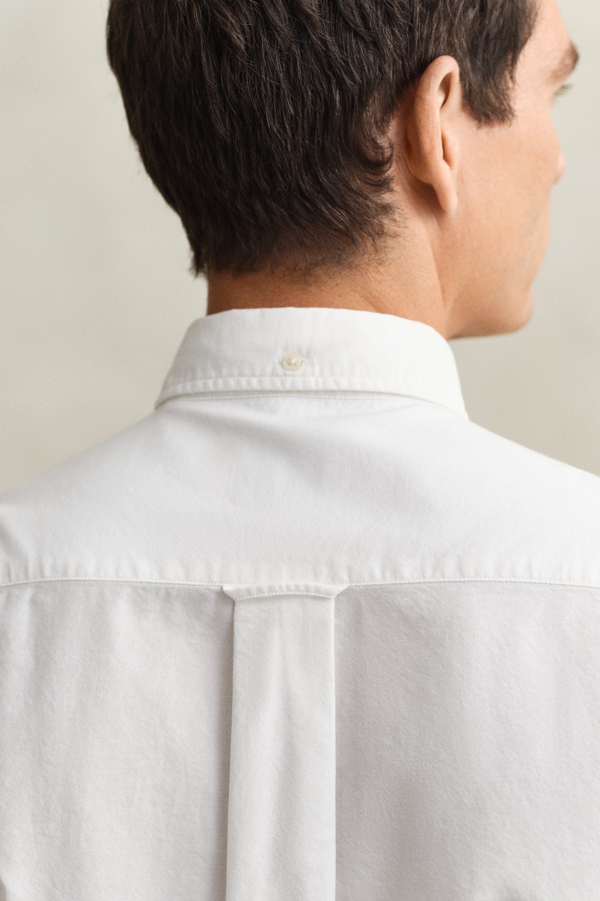 MODEL WEARING REG CLASSIC OXFORD SS SHIRT