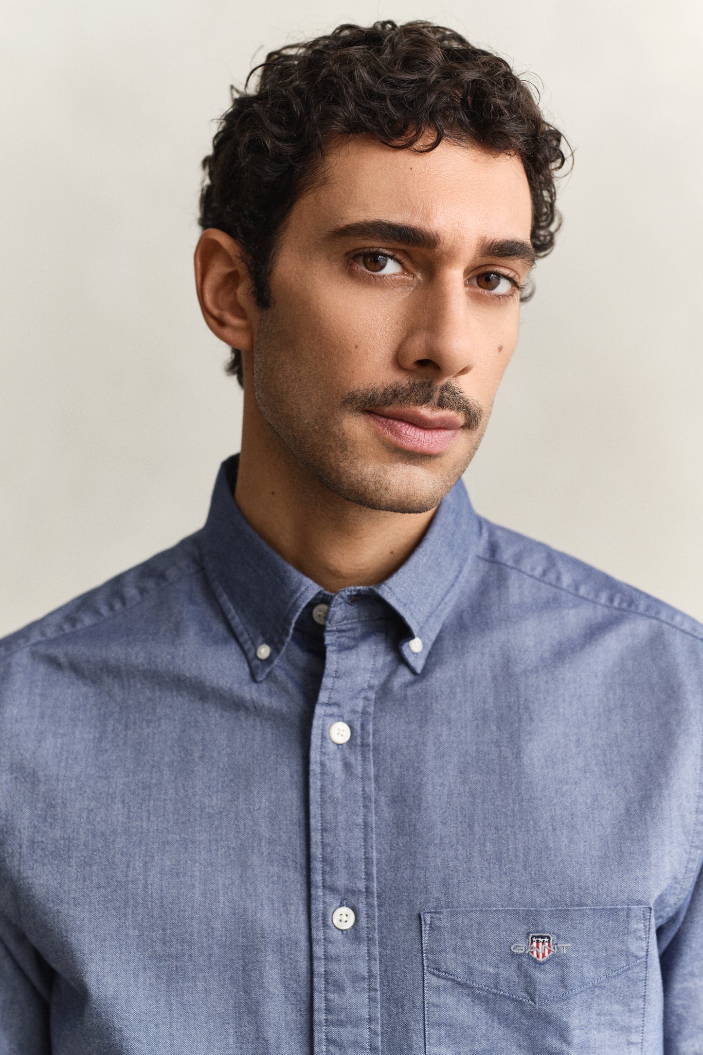 PERSIAN BLUE, REG CLASSIC OXFORD SS SHIRT, CLOSE-UP BY GANT AU.