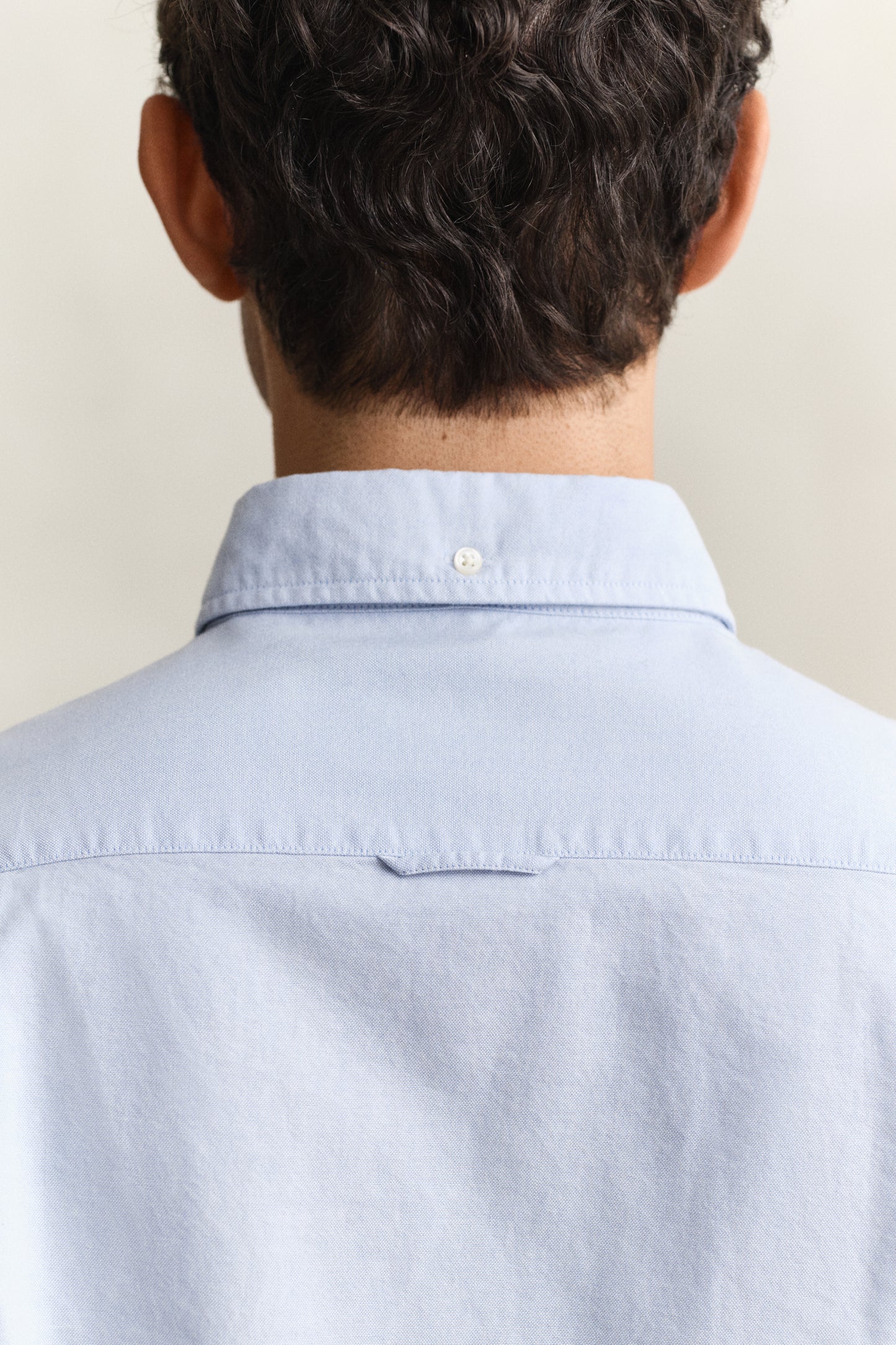 LIGHT BLUE, SLIM CLASSIC OXFORD SHIRT, CLOSE-UP BY GANT AU.