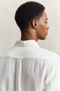 WHITE, REG GMNT DYED LINEN SHIRT, CLOSE-UP BY GANT AU.