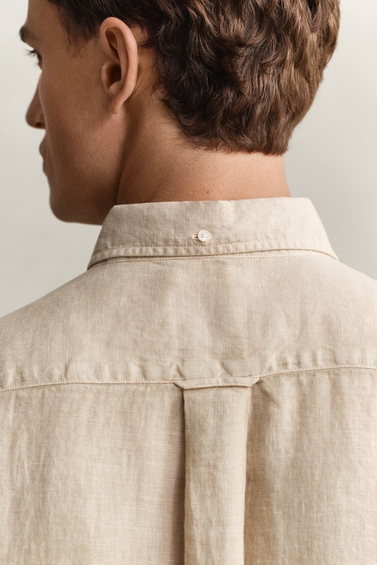 MODEL WEARING REG GMNT DYED LINEN SHIRT