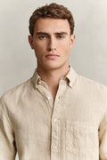 OAT BEIGE, REG GMNT DYED LINEN SHIRT, CLOSE-UP BY GANT AU.