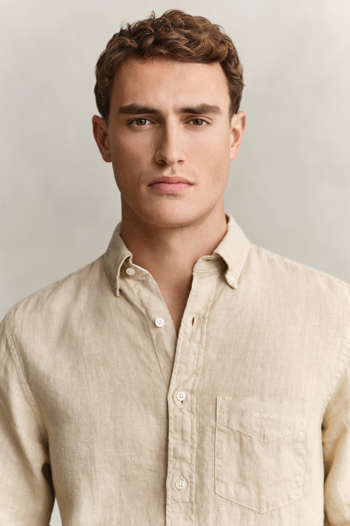 OAT BEIGE, REG GMNT DYED LINEN SHIRT, CLOSE-UP BY GANT AU.