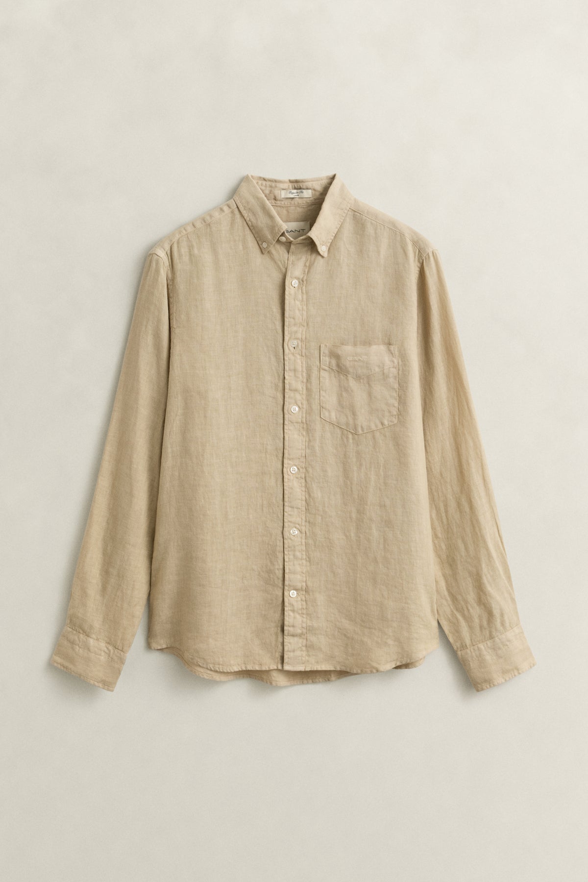 OAT BEIGE, REG GMNT DYED LINEN SHIRT, FLAT-LAY BY GANT AU.