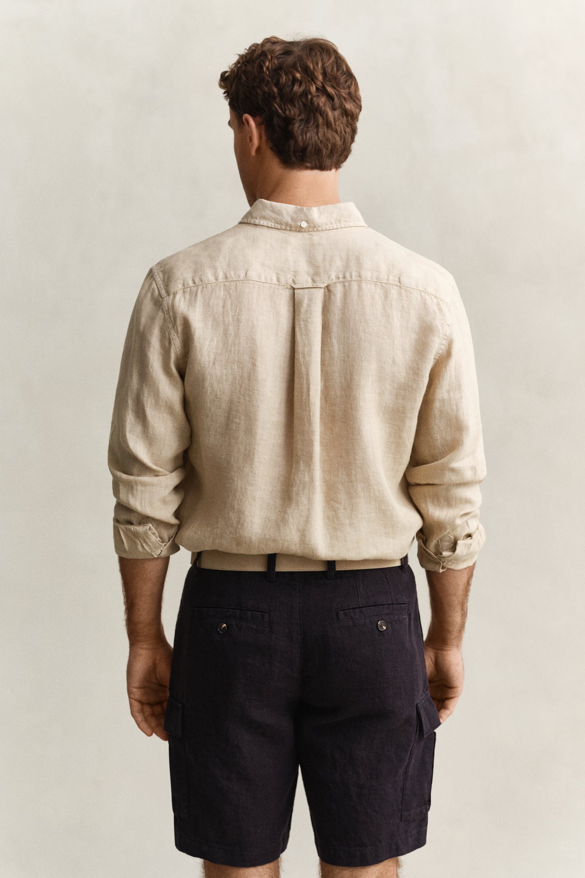 OAT BEIGE, REG GMNT DYED LINEN SHIRT, BACK-VIEW BY GANT AU.