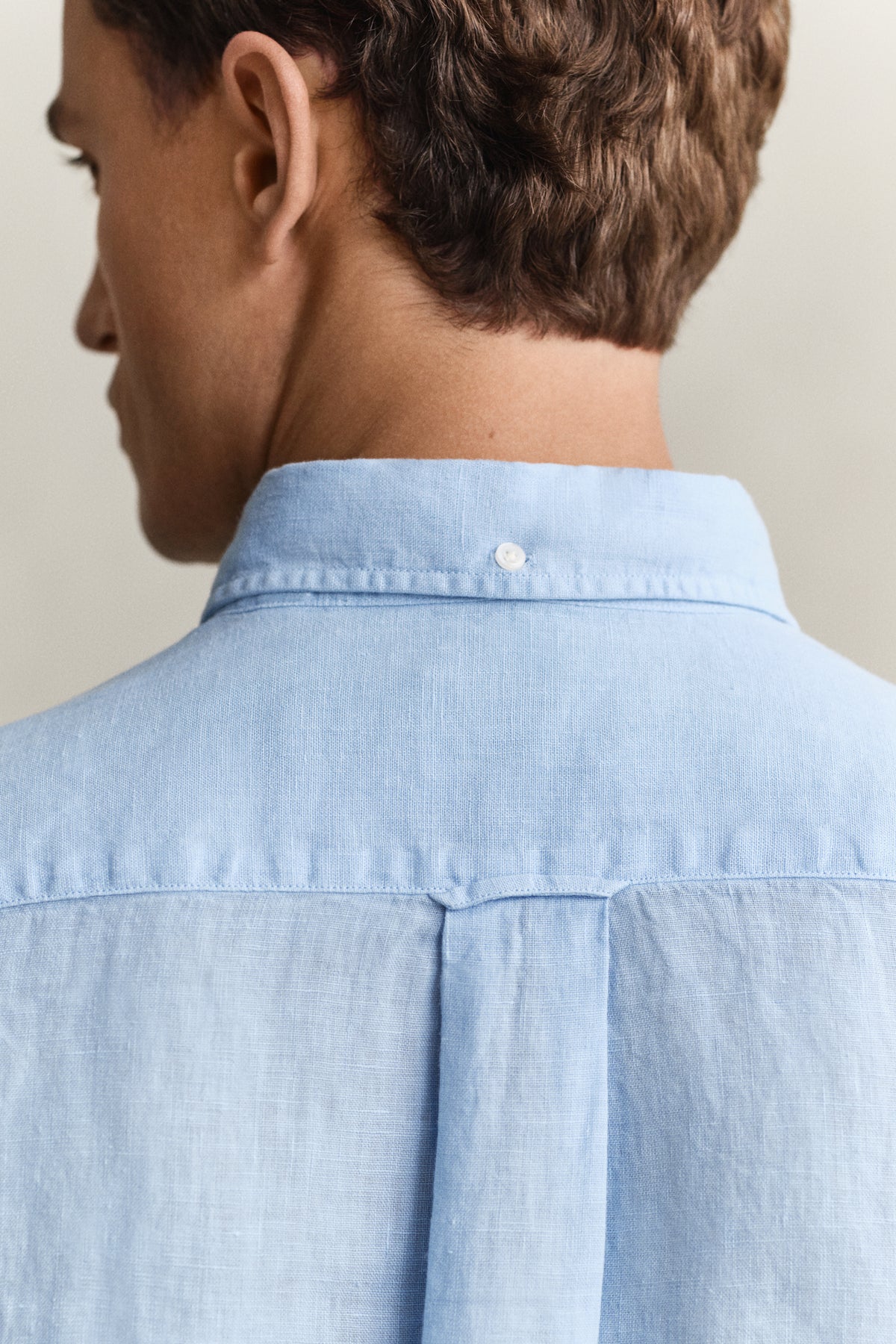 MODEL WEARING REG GMNT DYED LINEN SHIRT
