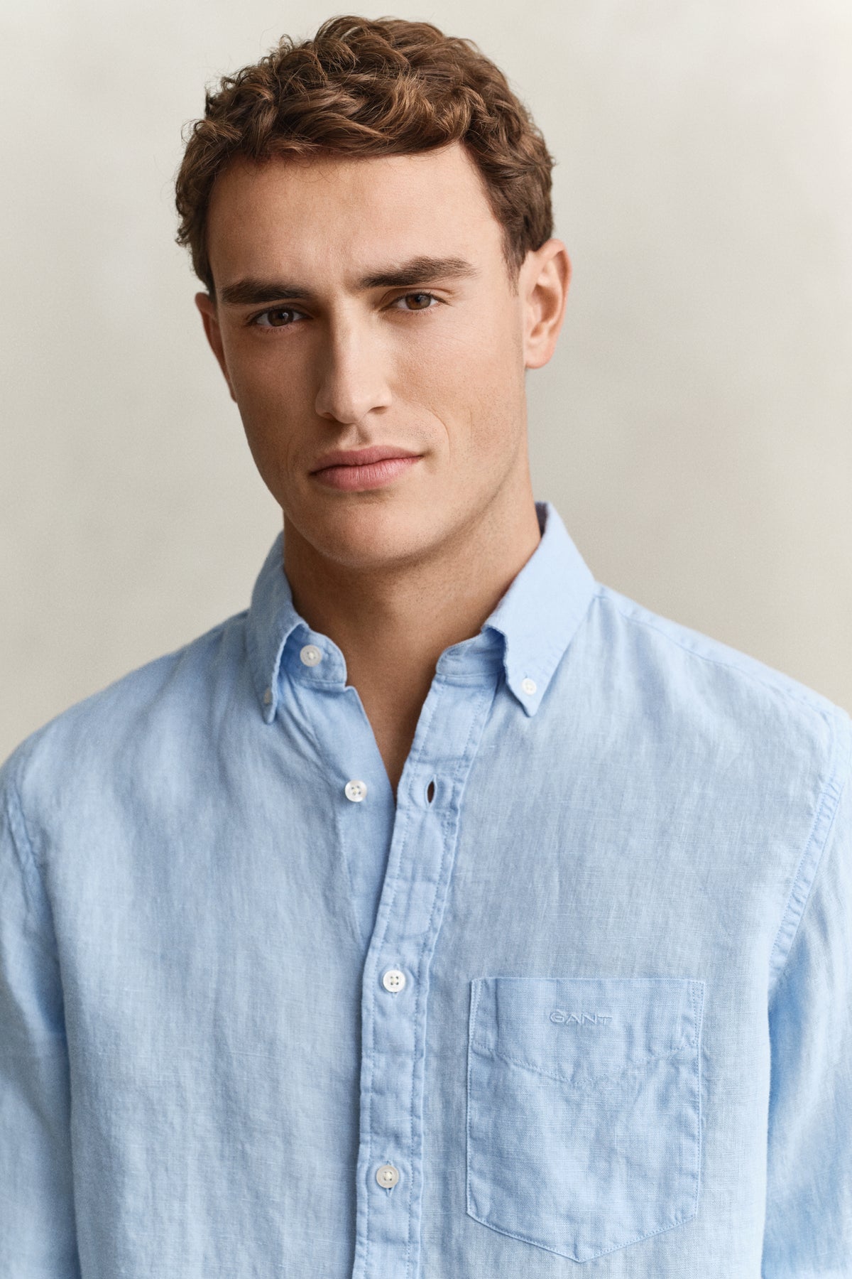 SKY BLUE, REG GMNT DYED LINEN SHIRT, CLOSE-UP BY GANT AU.