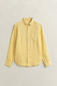 DUSTY LIGHT YELLOW, REG GMNT DYED LINEN SHIRT, FLAT-LAY BY GANT AU.