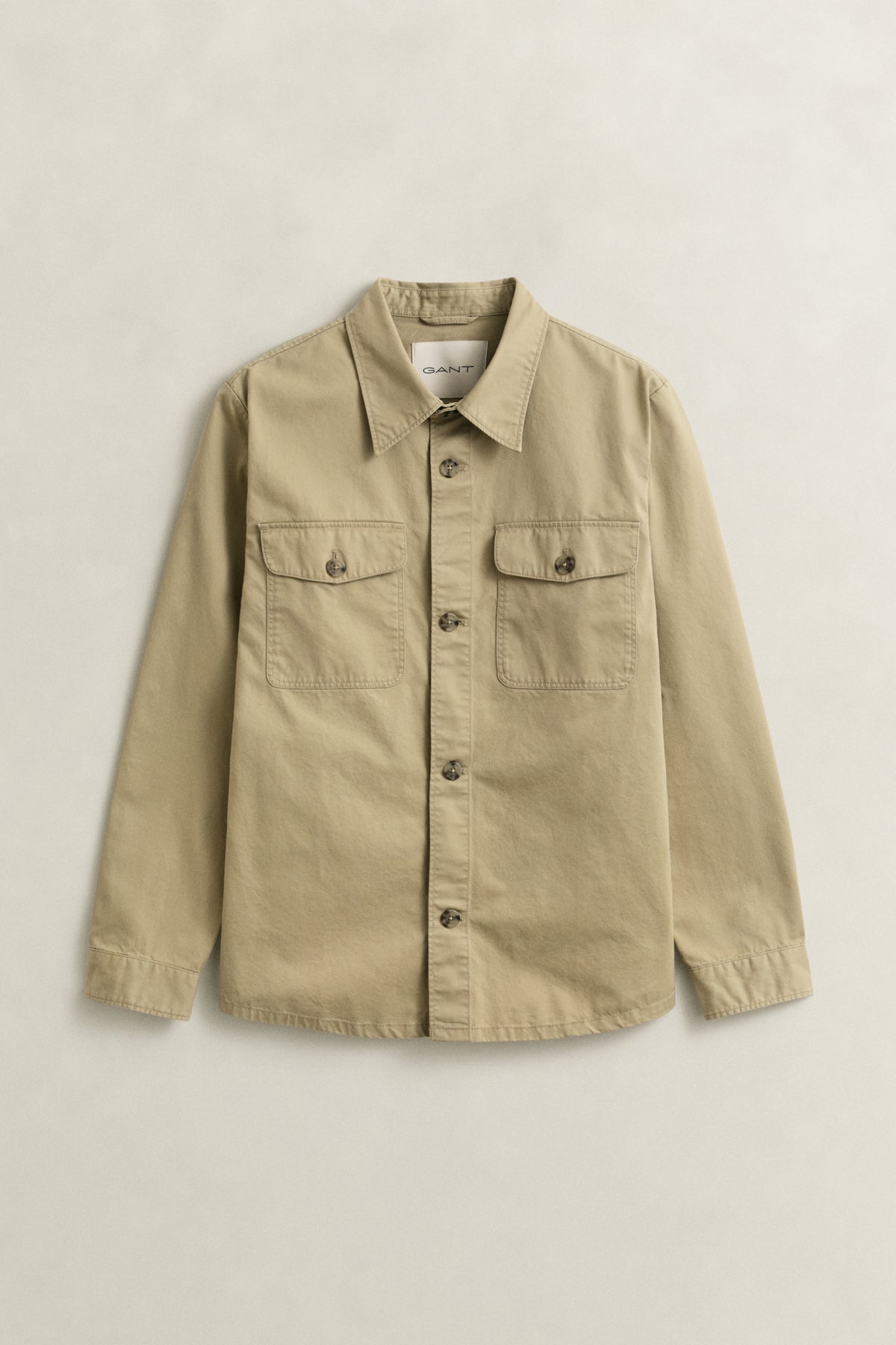 WOODY BEIGE, REG COTTON TWILL OVERSHIRT, FLAT-LAY BY GANT AU.
