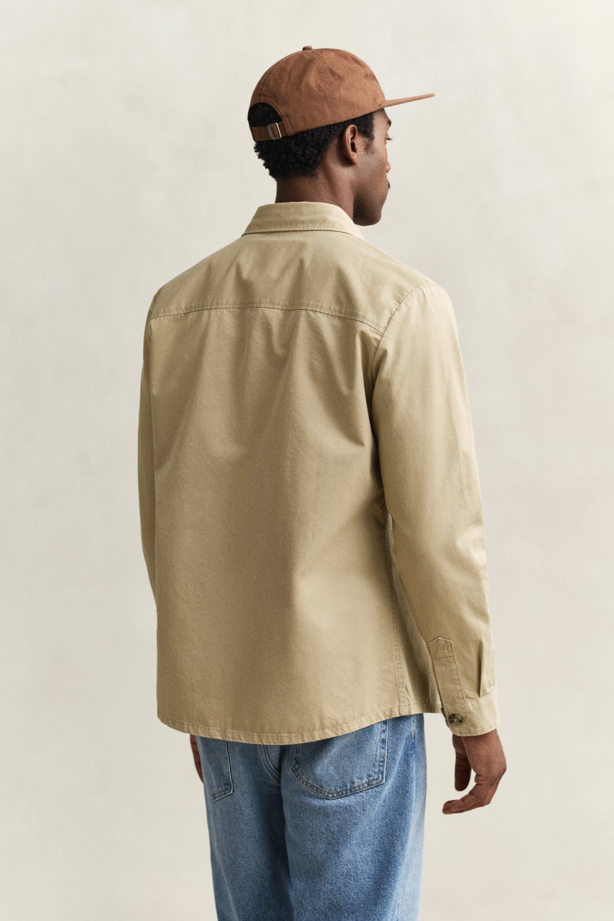 WOODY BEIGE, REG COTTON TWILL OVERSHIRT, BACK-VIEW BY GANT AU.