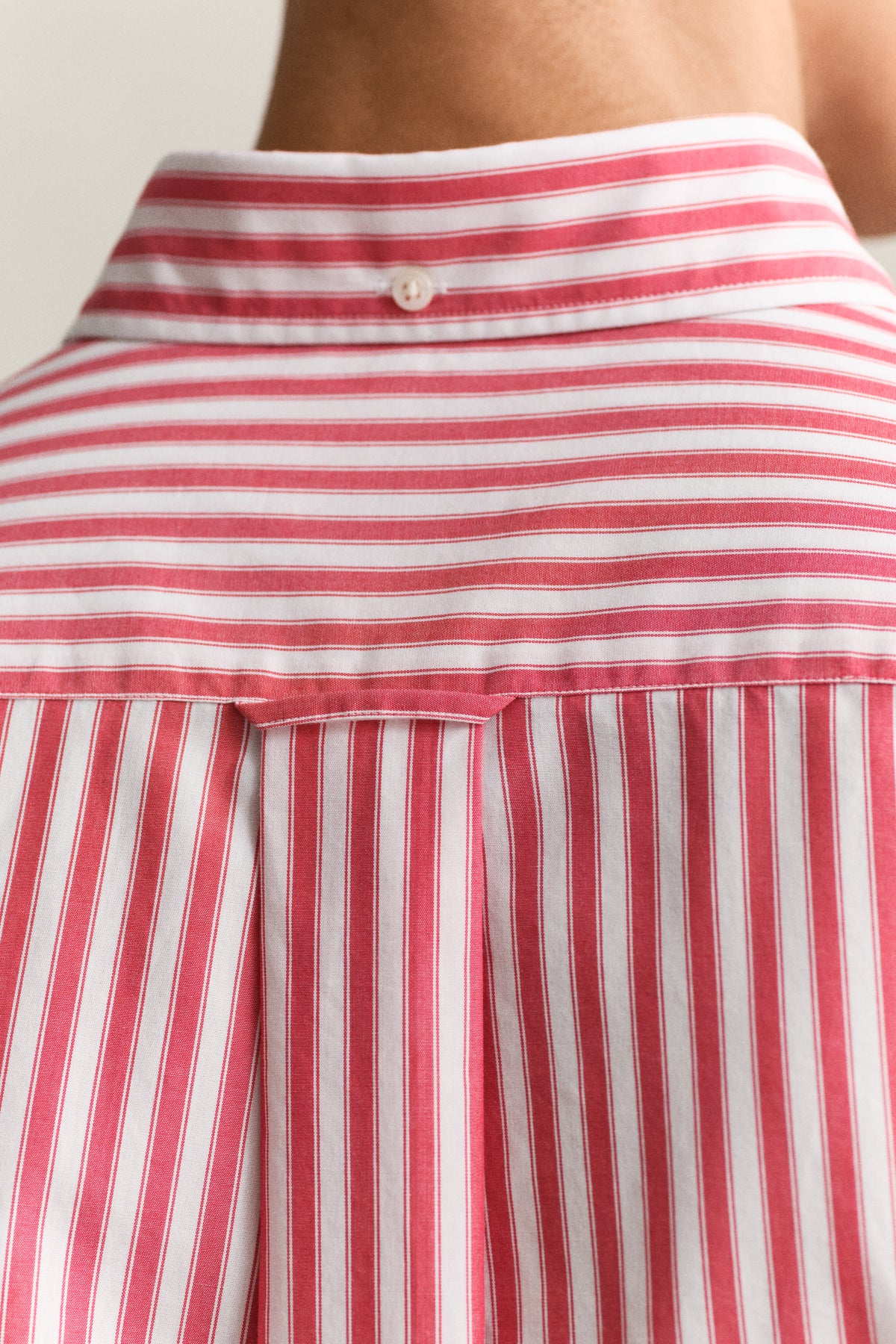 ROSE RED, REG CLASSIC POPLIN STRIPE SHIRT, CLOSE-UP BY GANT AU.