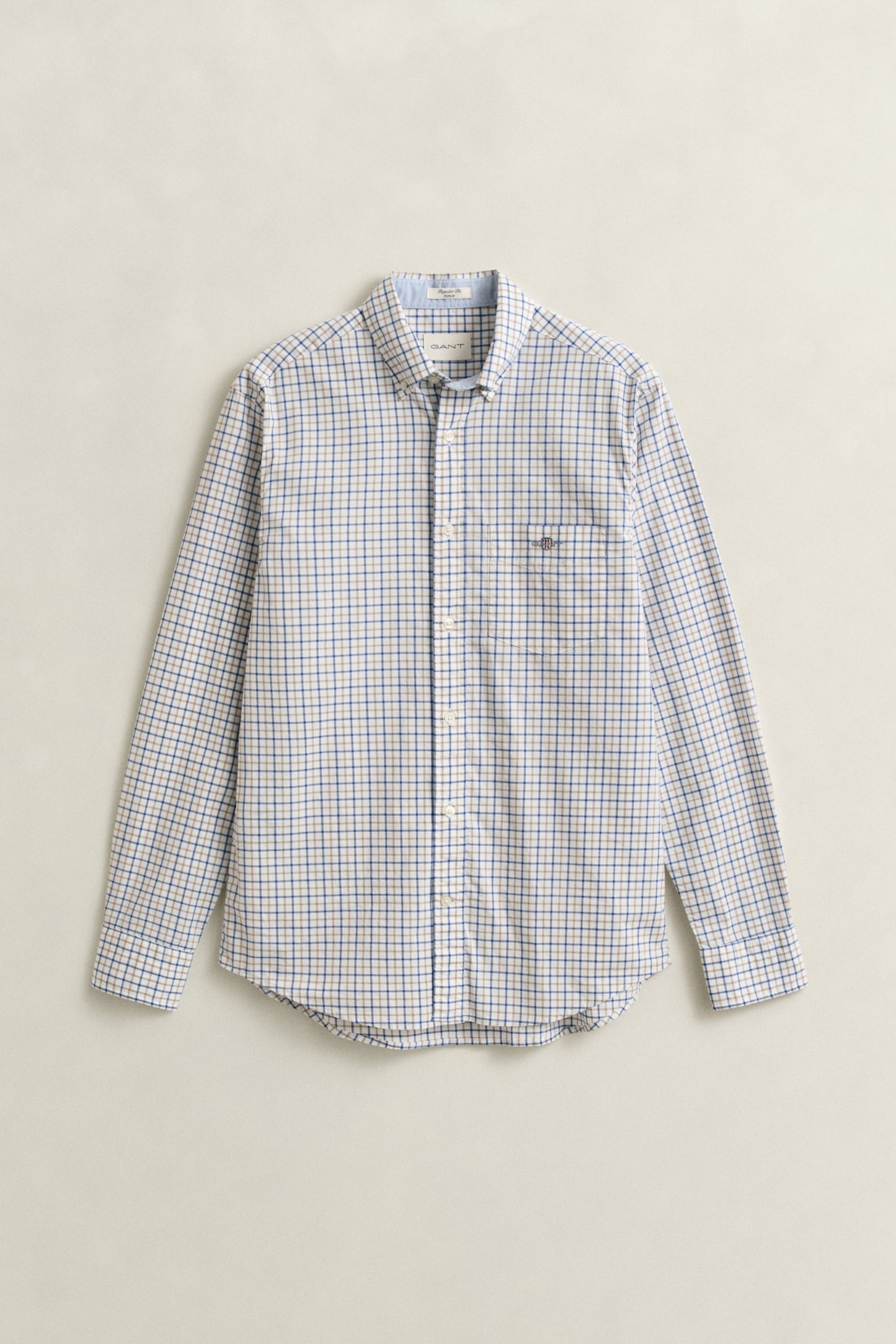 TAUPE BEIGE, REG CLASSIC POPLIN CHECK, FLAT-LAY BY GANT AU.