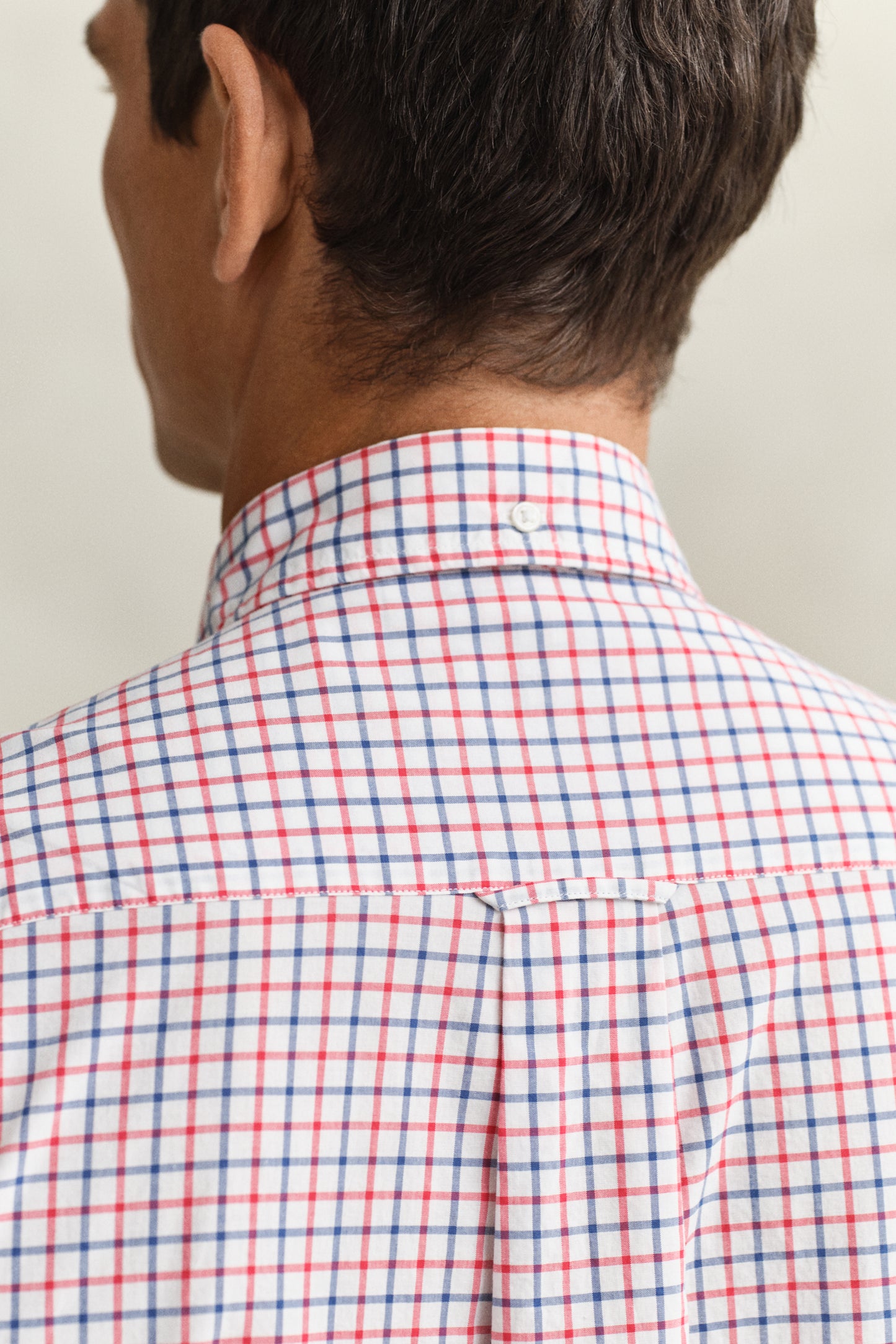 ROSE RED, REG CLASSIC POPLIN CHECK, CLOSE-UP BY GANT AU.