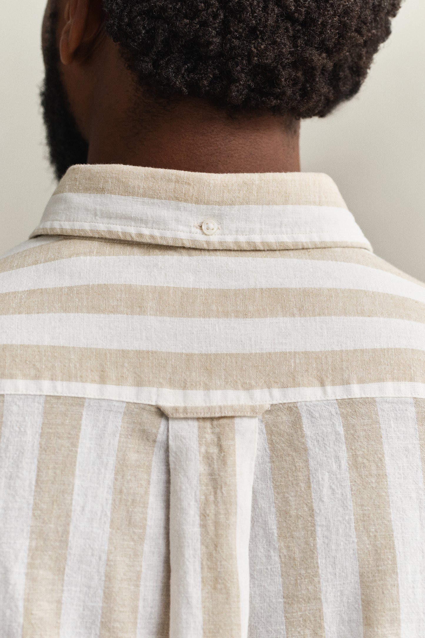 OAT BEIGE, REG COTTON LINEN STRIPE SHIRT, CLOSE-UP BY GANT AU.