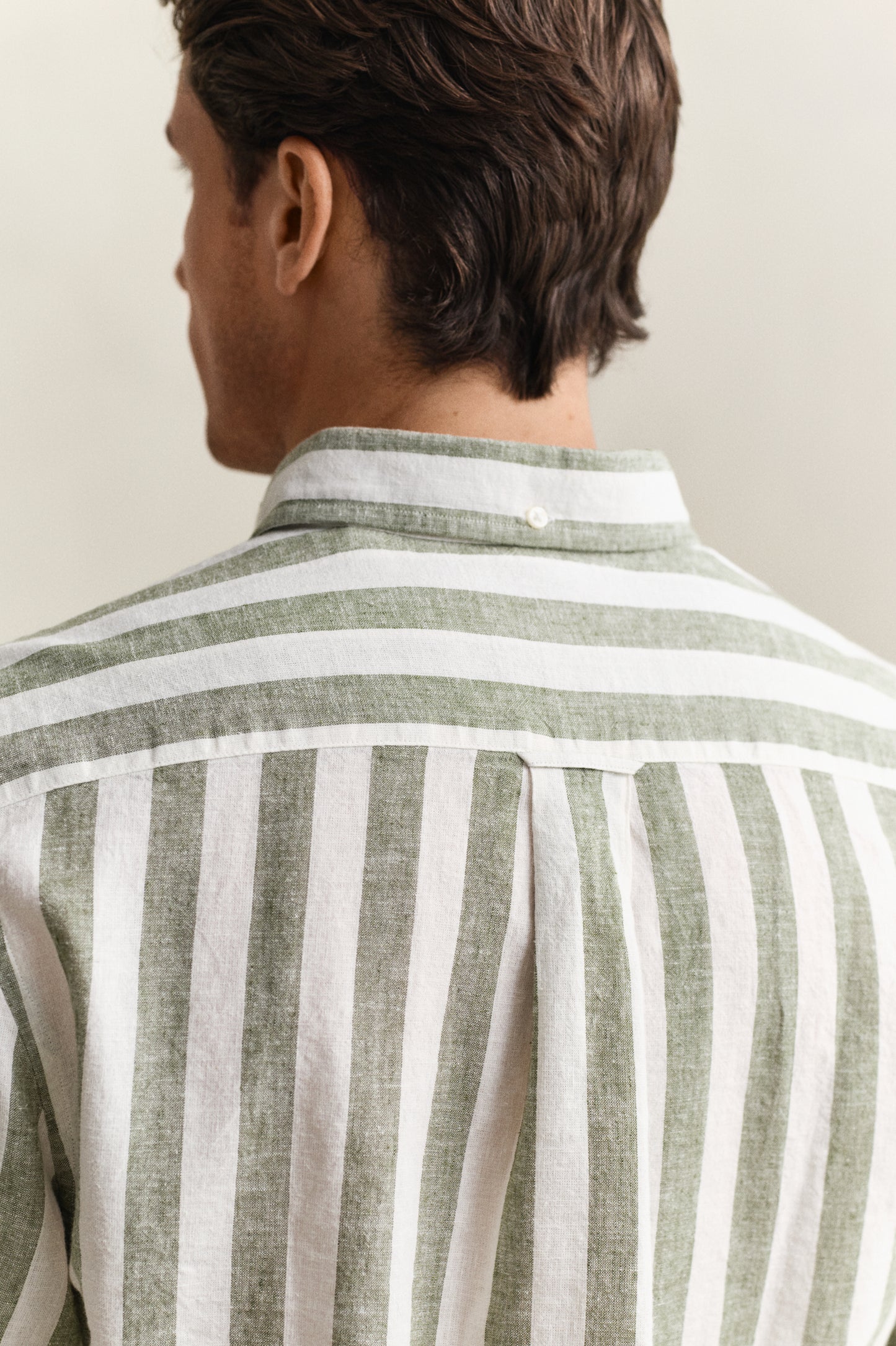 DRY HERB GREEN, REG COTTON LINEN STRIPE SHIRT, CLOSE-UP BY GANT AU.