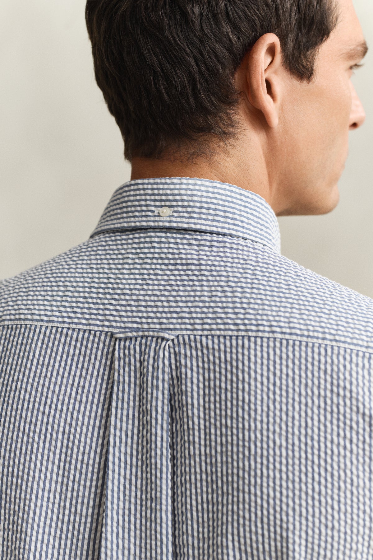 VINTAGE BLUE, REG SEERSUCKER STRIPE SS SHIRT, CLOSE-UP BY GANT AU.