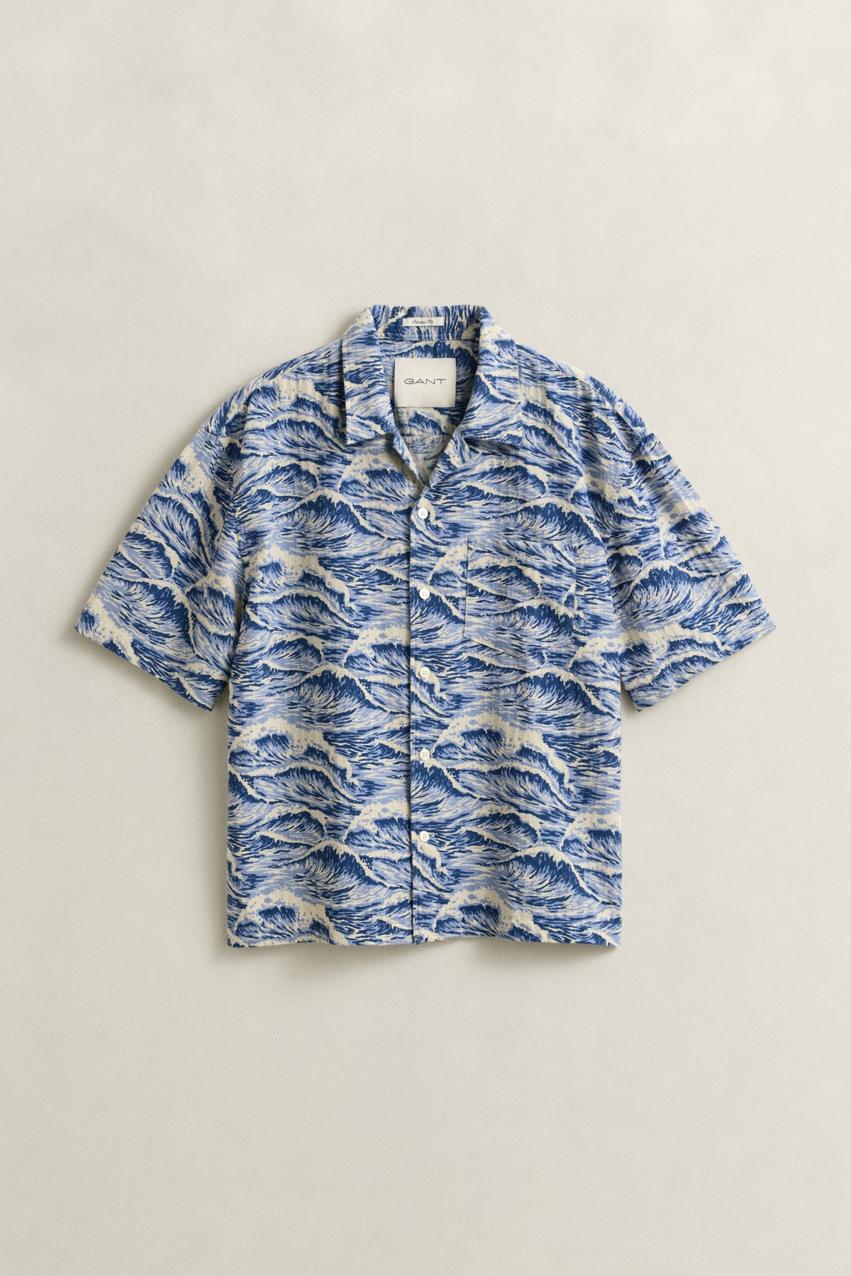 VINTAGE BLUE, REL AOP CAMP COLLAR SS SHIRT, FLAT-LAY BY GANT AU.