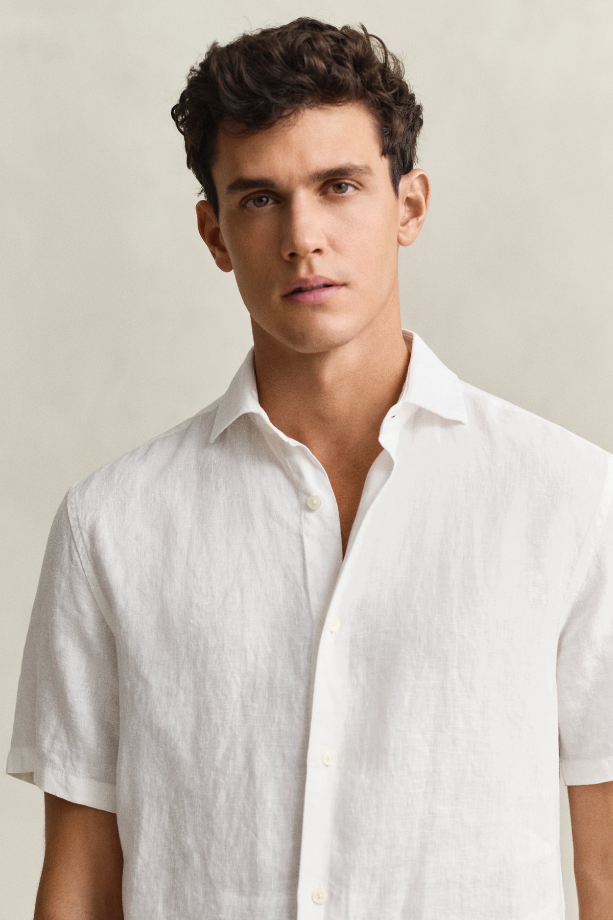 MODEL WEARING REG LINEN SS SHIRT