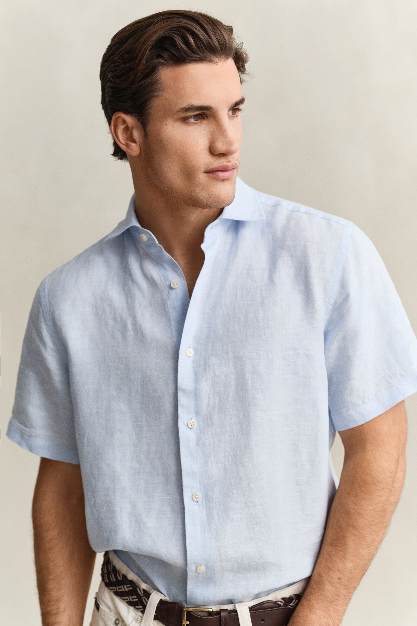 MODEL WEARING REG LINEN SS SHIRT