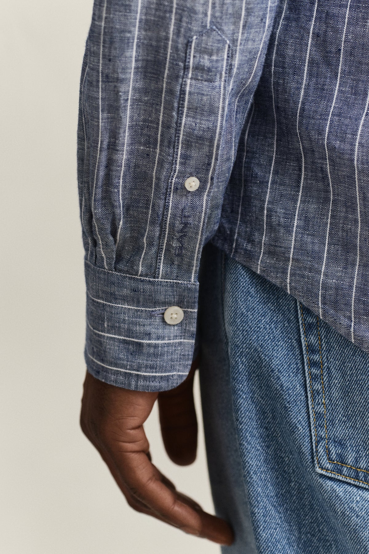PERSIAN BLUE, REG LINEN STRIPE SHIRT, CLOSE-UP BY GANT AU.