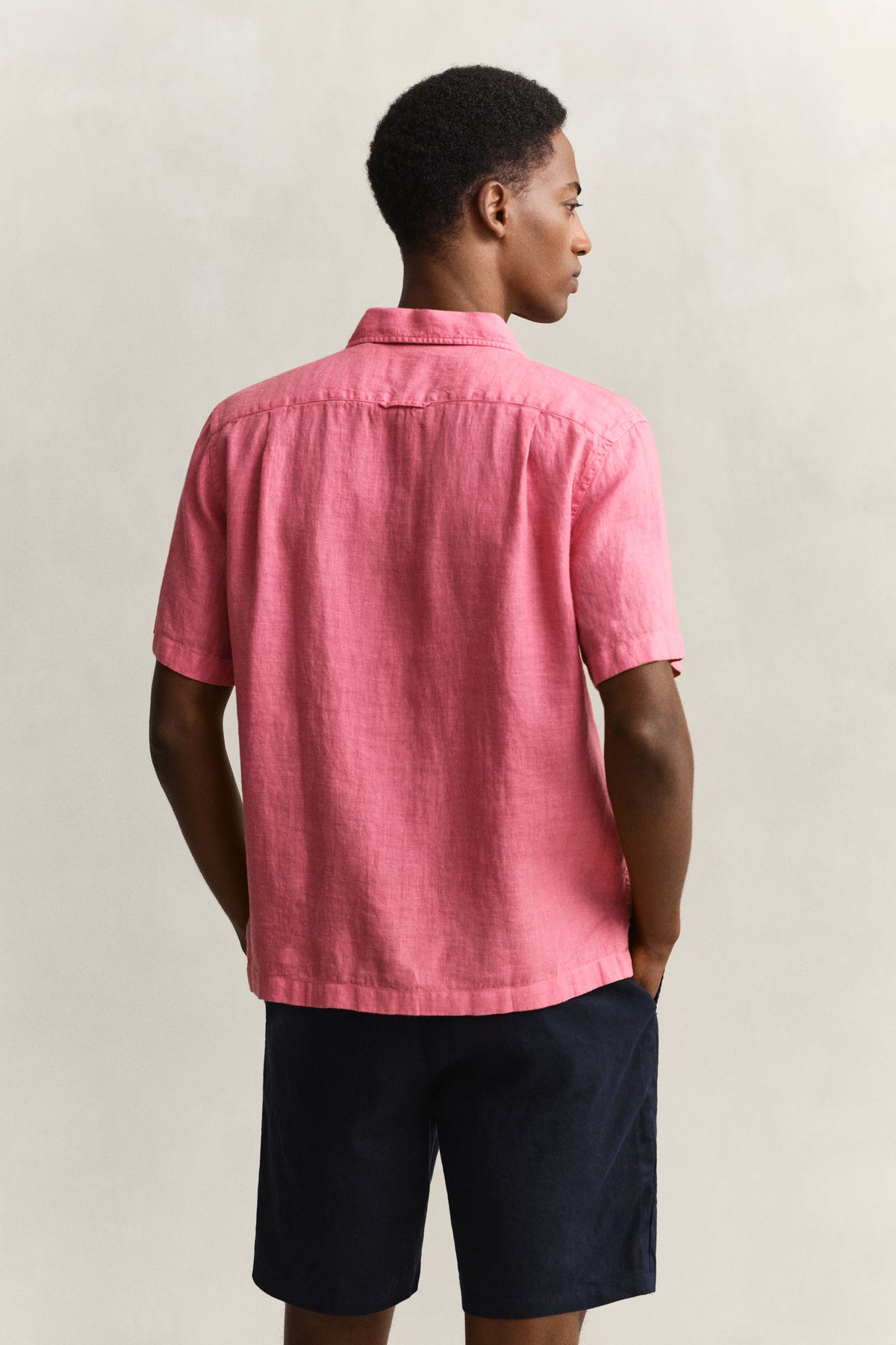ROSE PINK, REG GMNT DYED LINEN SS CAMP SHIRT, BACK-VIEW BY GANT AU.
