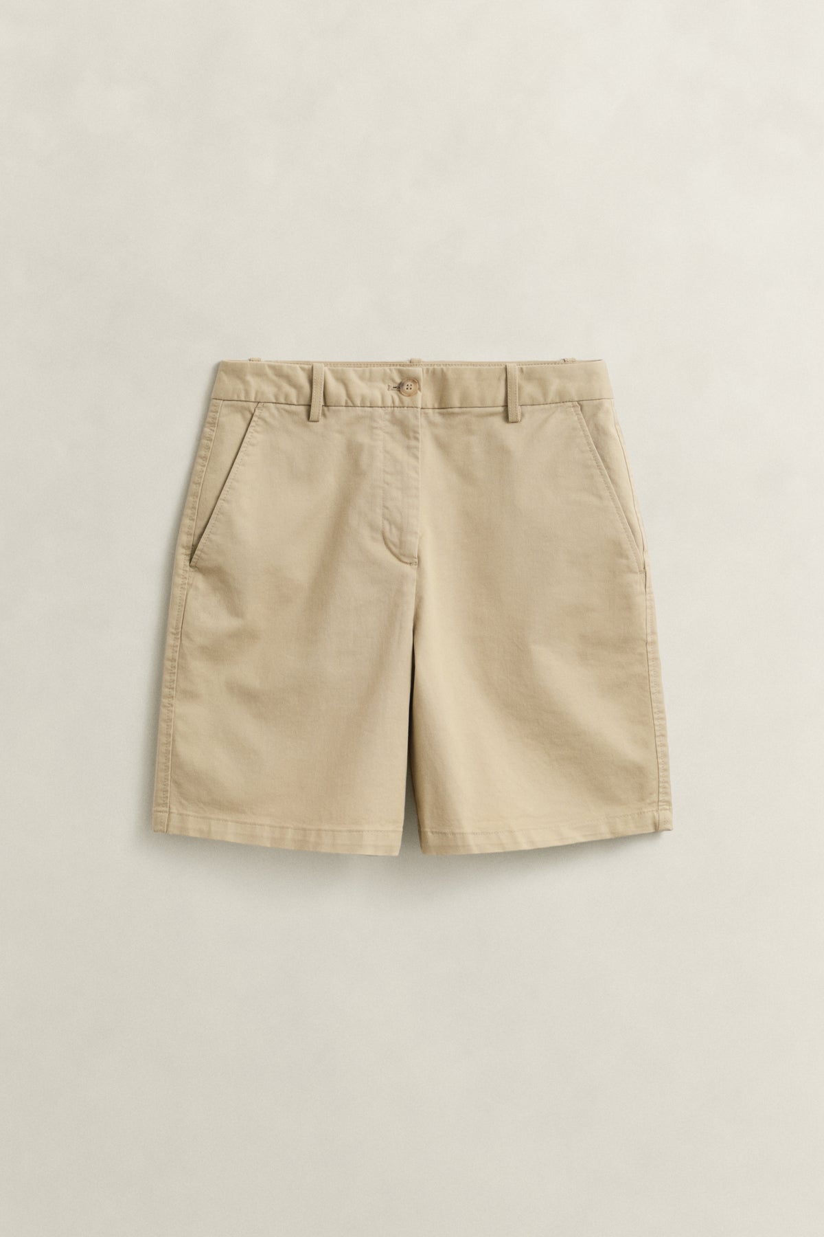 OAT BEIGE, CHINO SHORTS, FLAT-LAY BY GANT AU.
