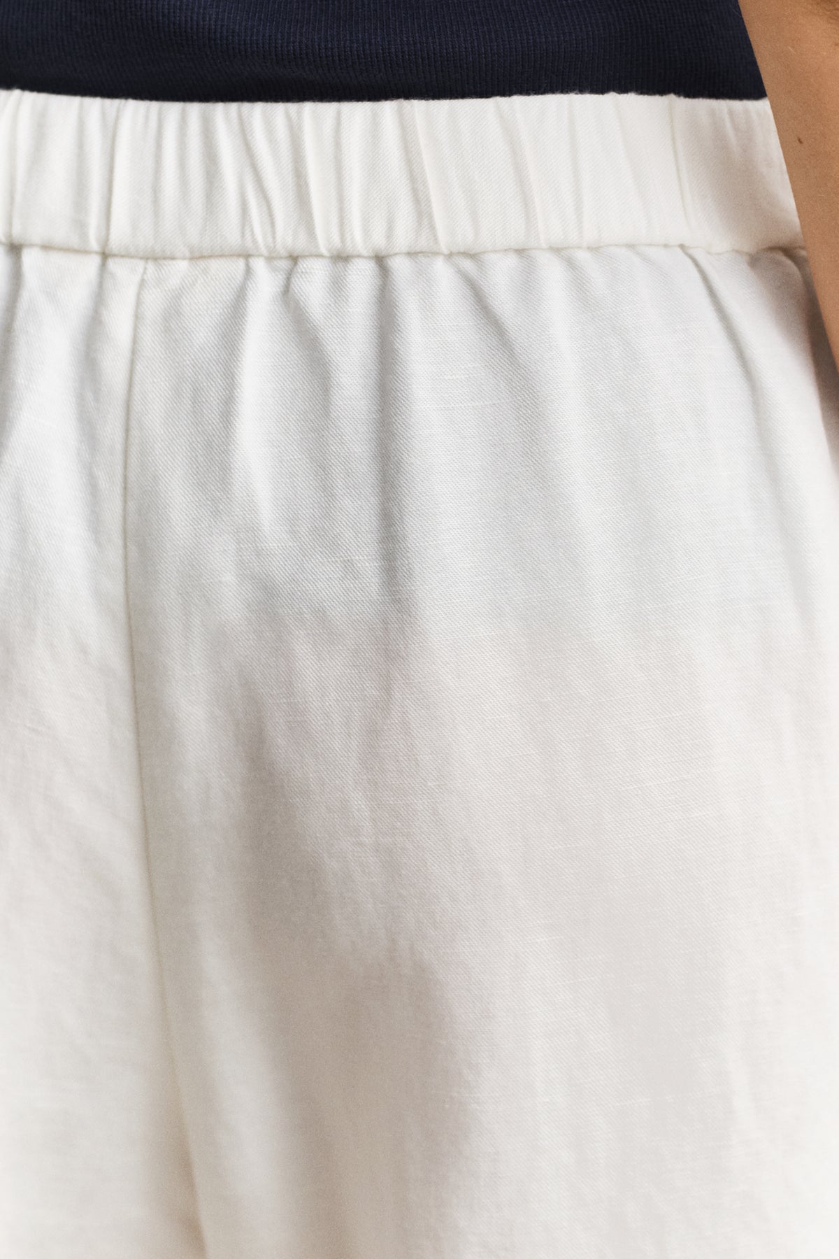 EGGSHELL, LINEN BLEND PULL ON SHORTS, CLOSE-UP BY GANT AU.