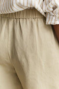 OAT BEIGE, LINEN BLEND PULL ON SHORTS, CLOSE-UP BY GANT AU.