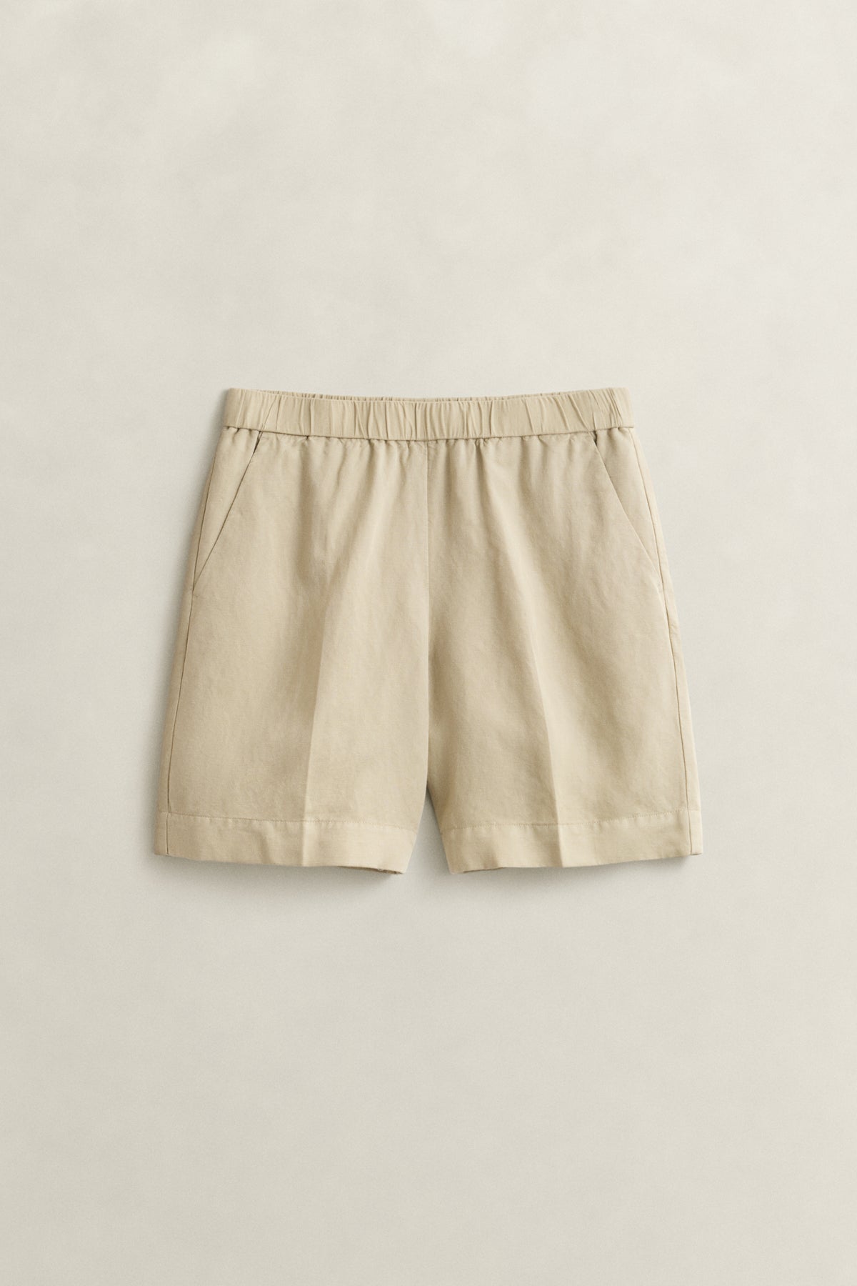 OAT BEIGE, LINEN BLEND PULL ON SHORTS, FLAT-LAY BY GANT AU.