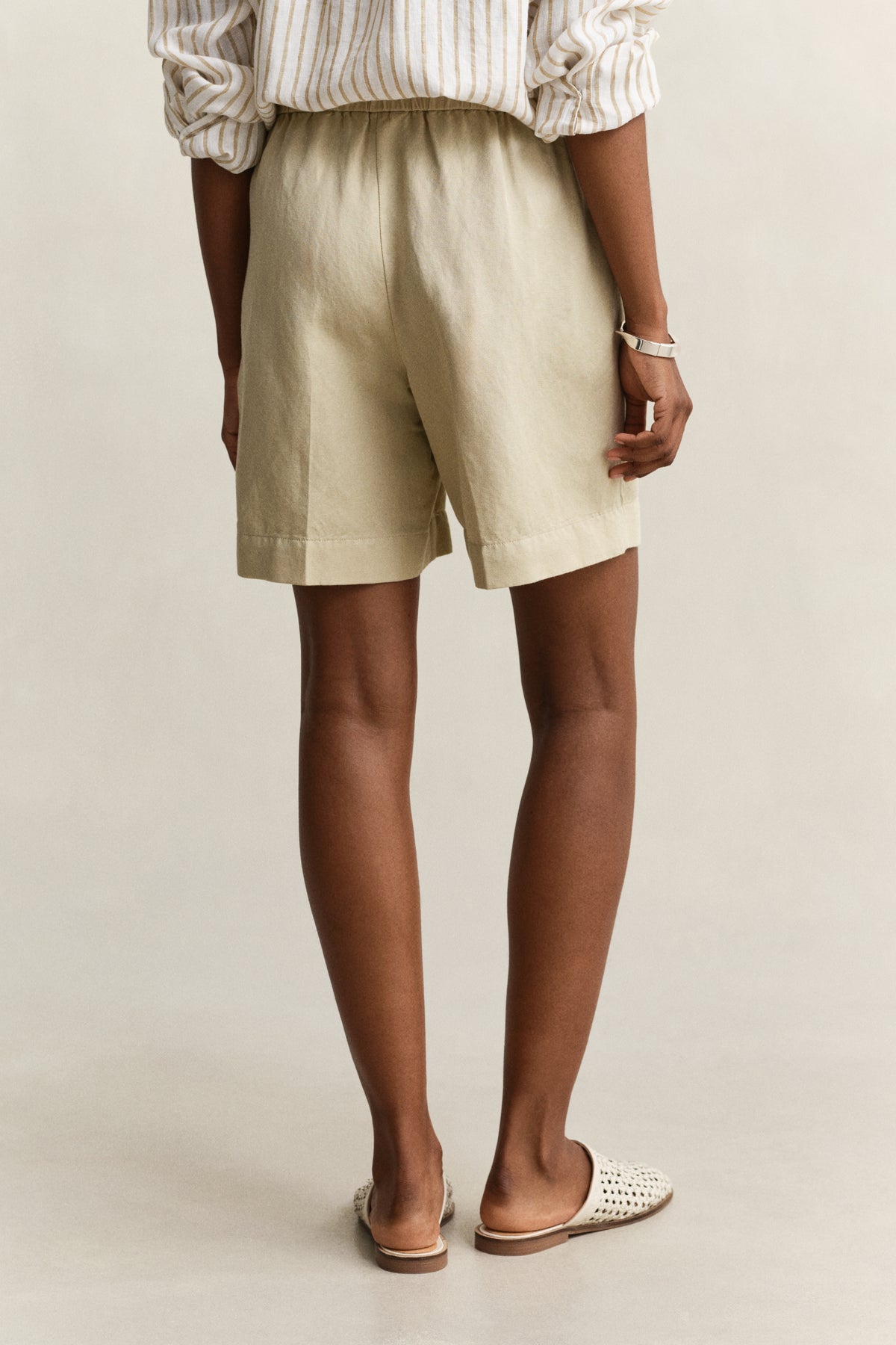 OAT BEIGE, LINEN BLEND PULL ON SHORTS, BACK-VIEW BY GANT AU.