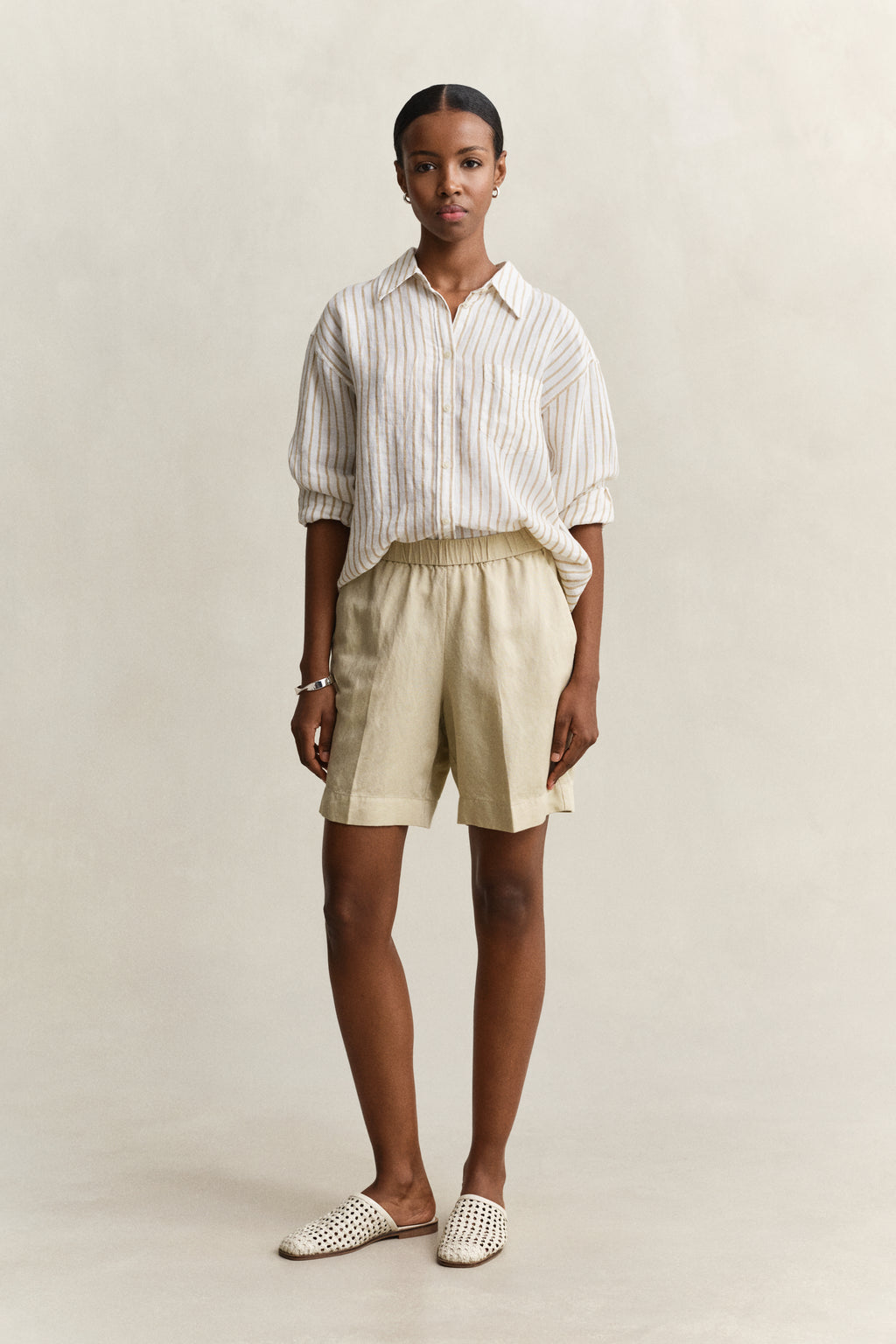 OAT BEIGE, LINEN BLEND PULL ON SHORTS, FRONT-VIEW BY GANT AU.