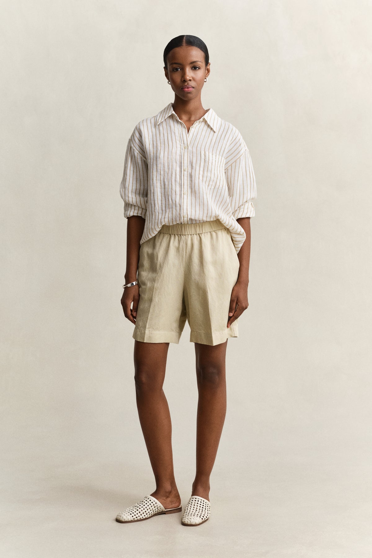 OAT BEIGE, LINEN BLEND PULL ON SHORTS, FRONT-VIEW BY GANT AU.