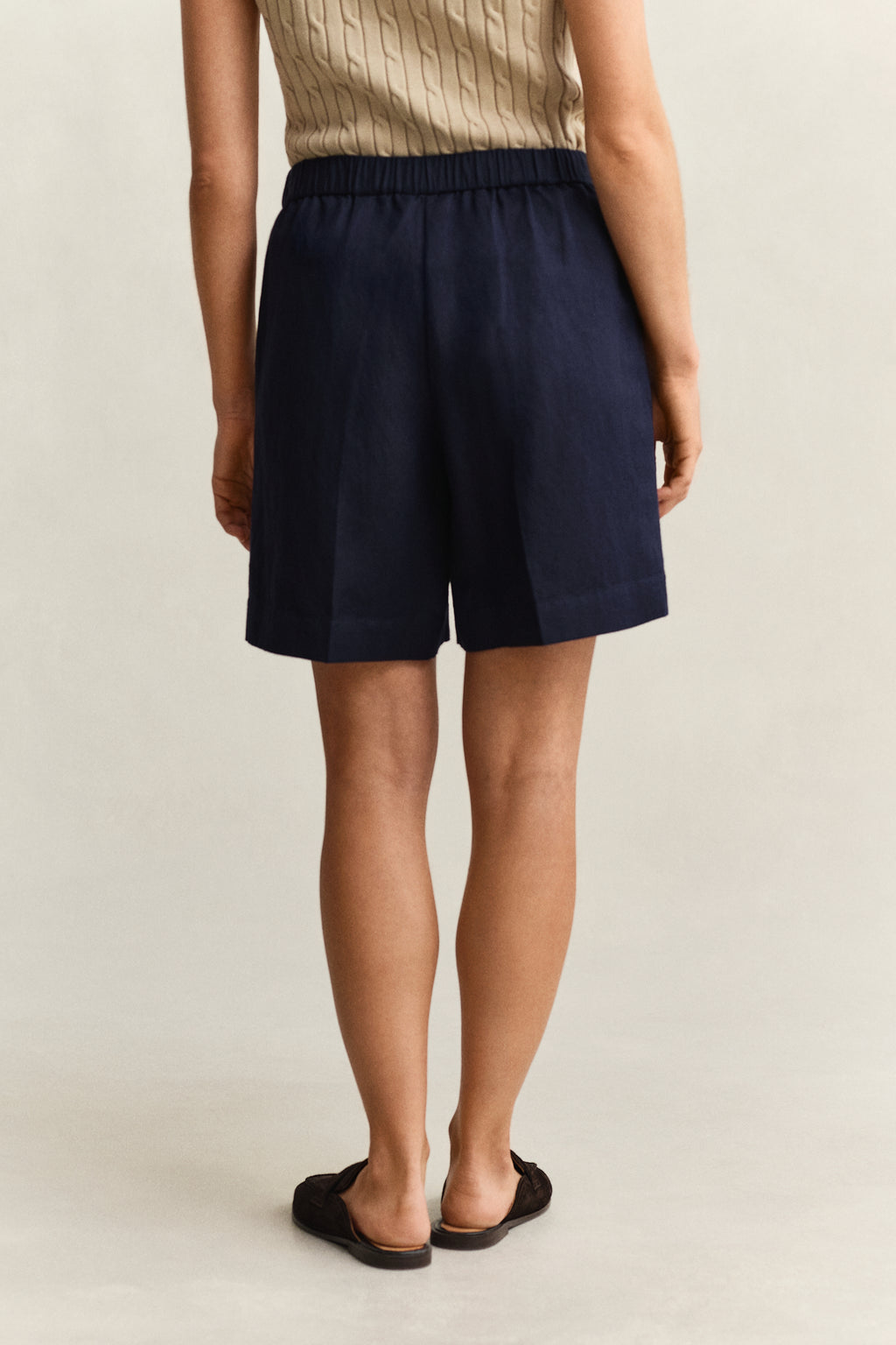 EVENING BLUE, LINEN BLEND PULL ON SHORTS, BACK-VIEW BY GANT AU.