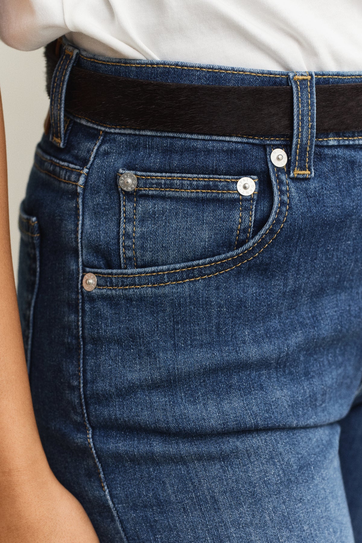 MID BLUE WORN IN, SKINNY STRETCH JEANS, CLOSE-UP BY GANT AU.