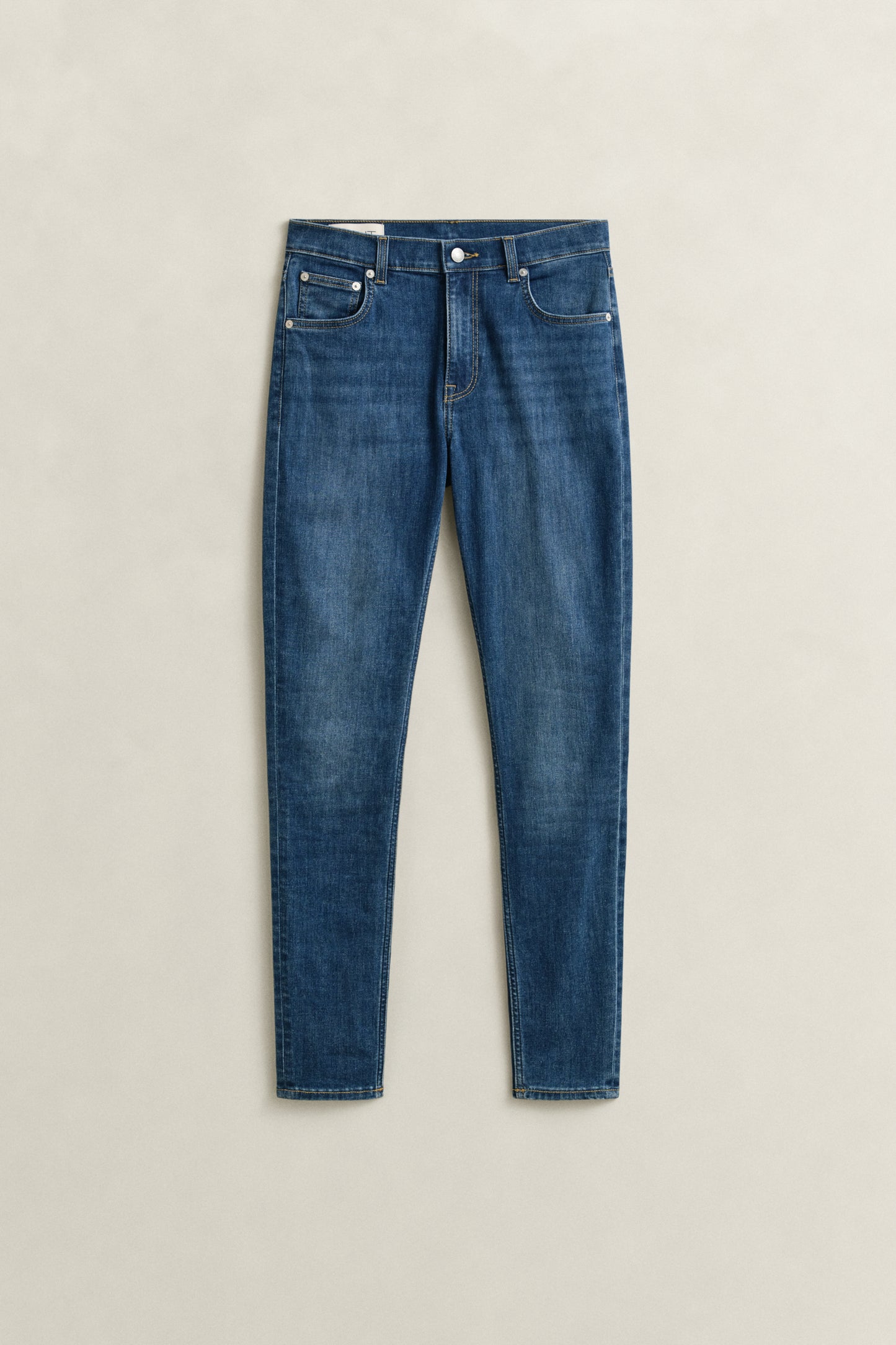 MID BLUE WORN IN, SKINNY STRETCH JEANS, FLAT-LAY BY GANT AU.