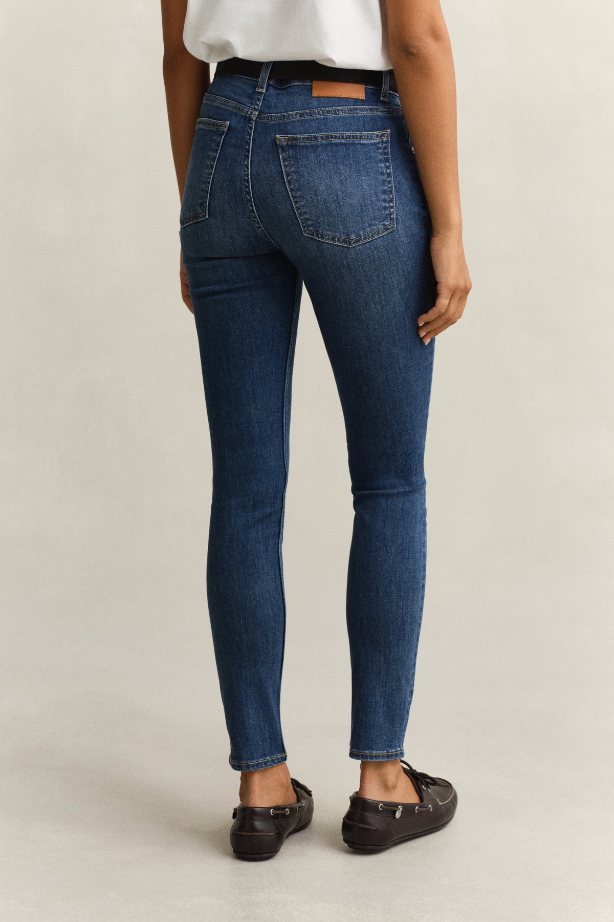 MID BLUE WORN IN, SKINNY STRETCH JEANS, BACK-VIEW BY GANT AU.