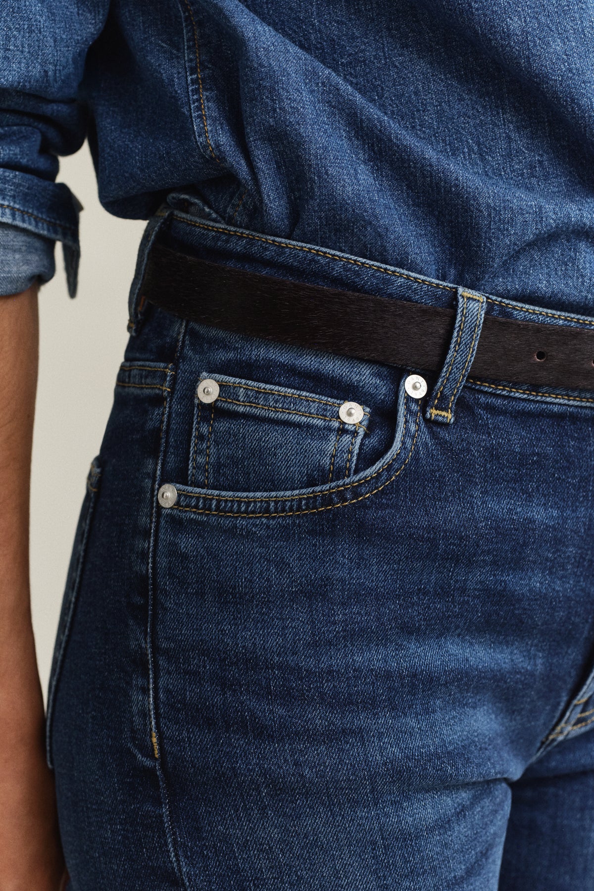 DARK BLUE WORN IN, Slim Flared Jeans, CLOSE-UP BY GANT AU.