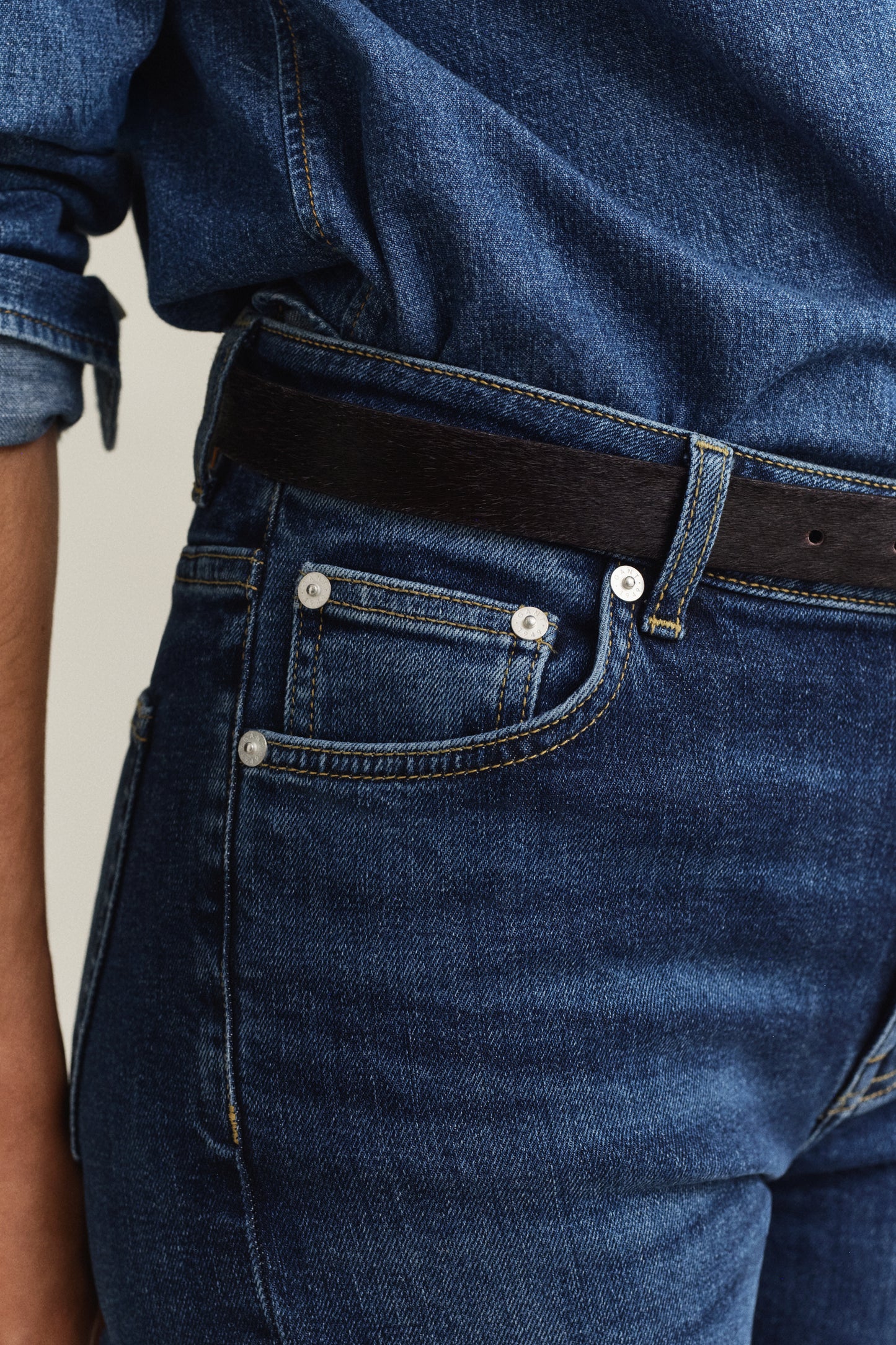 DARK BLUE WORN IN, Slim Flared Jeans, CLOSE-UP BY GANT AU.