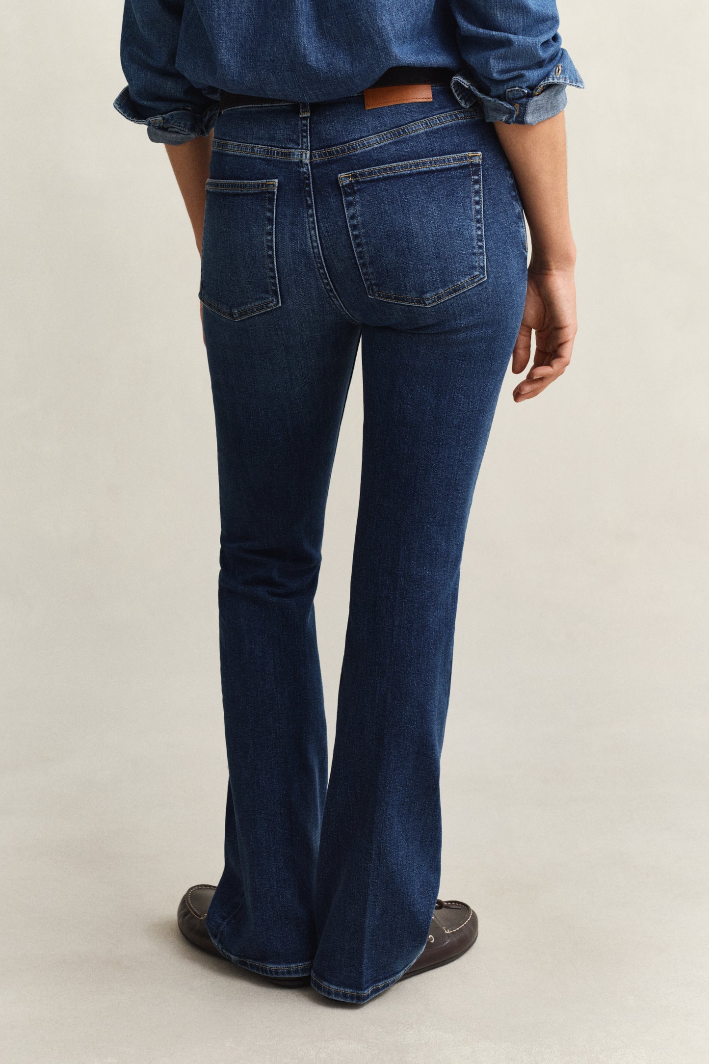 DARK BLUE WORN IN, Slim Flared Jeans, BACK-VIEW BY GANT AU.