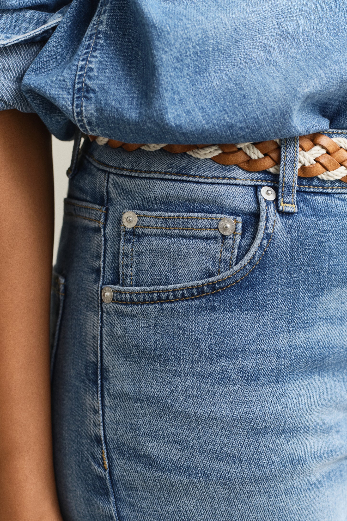 SEMI LIGHT BLUE BROKEN IN, Slim Flared Jeans, CLOSE-UP BY GANT AU.